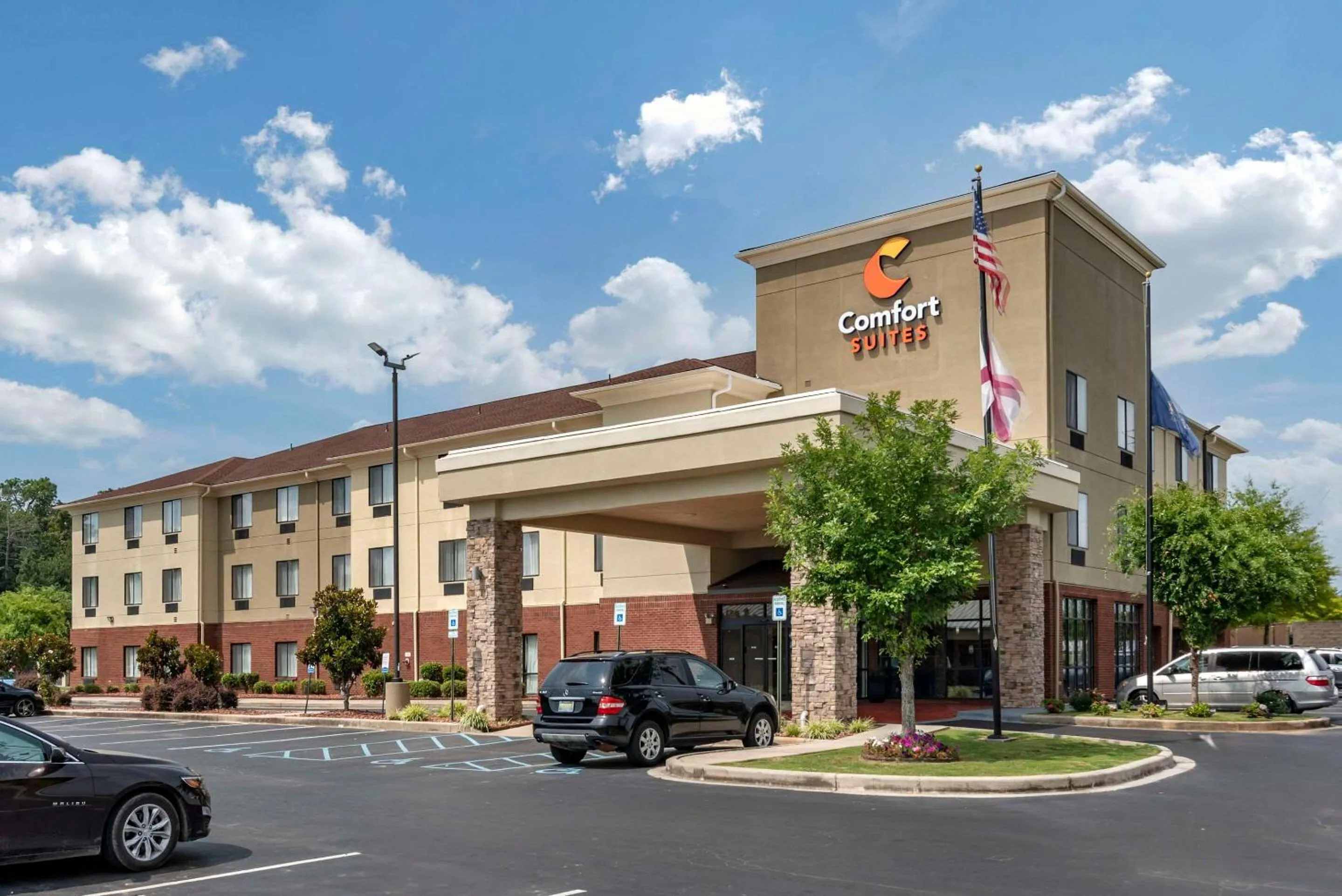 Property building in Comfort Suites Pell City near Logan Martin Lake