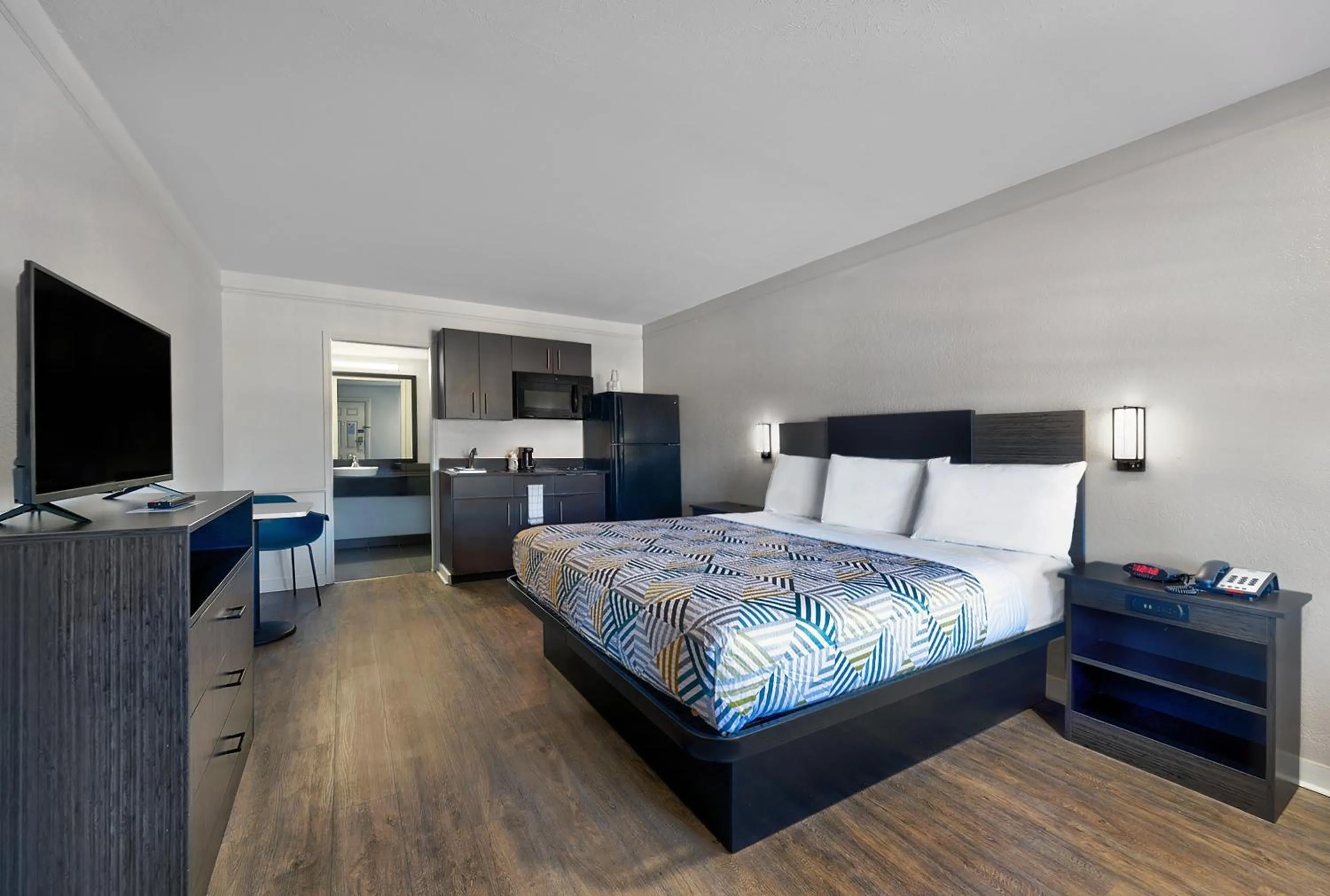 Bed in Motel 6 Montgomery, AL - Eastern Blvd.