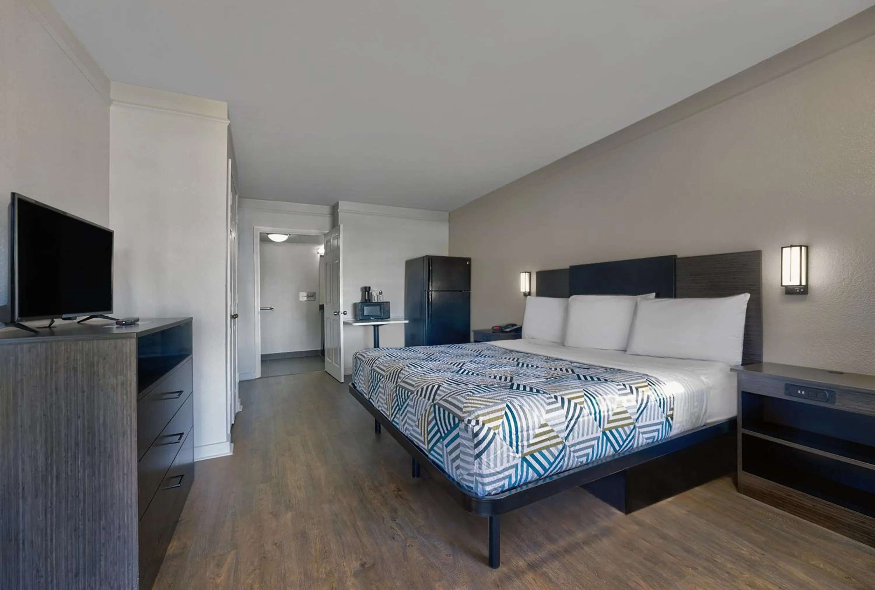 Bed in Motel 6 Montgomery, AL - Eastern Blvd.