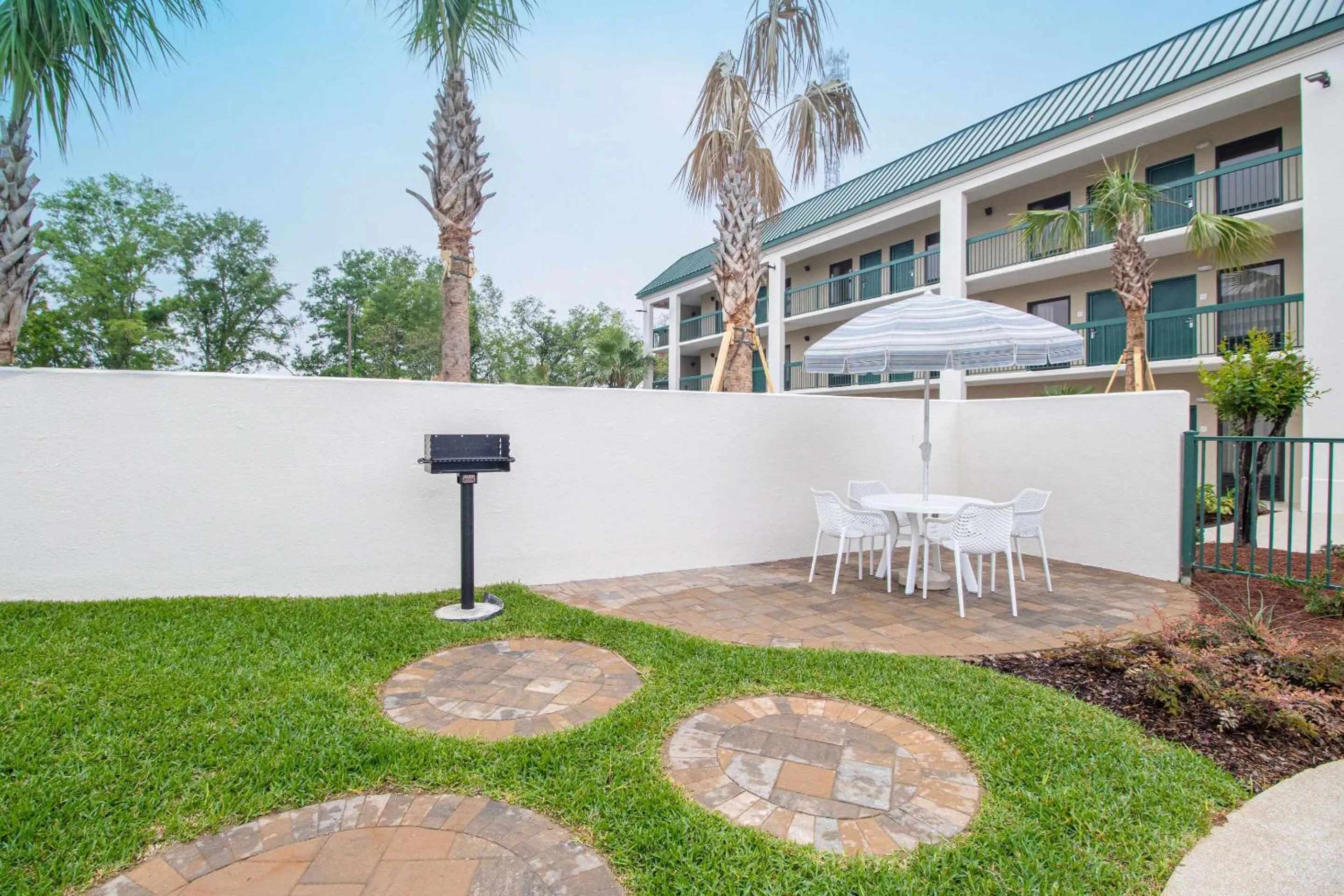 Swimming pool in Econo Lodge Inn & Suites Foley-North Gulf Shores