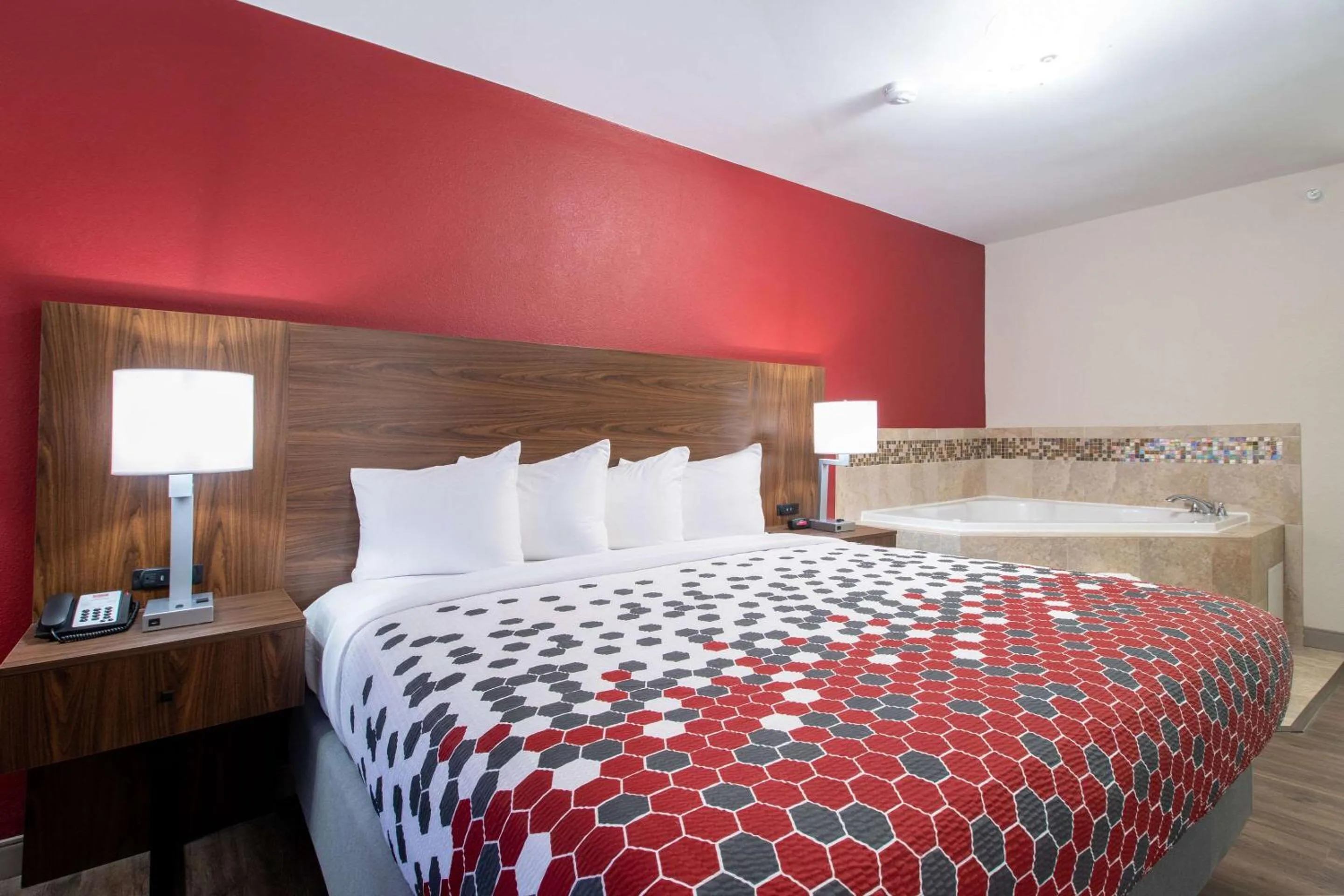 Bedroom, Bed in Econo Lodge Inn & Suites Foley-North Gulf Shores