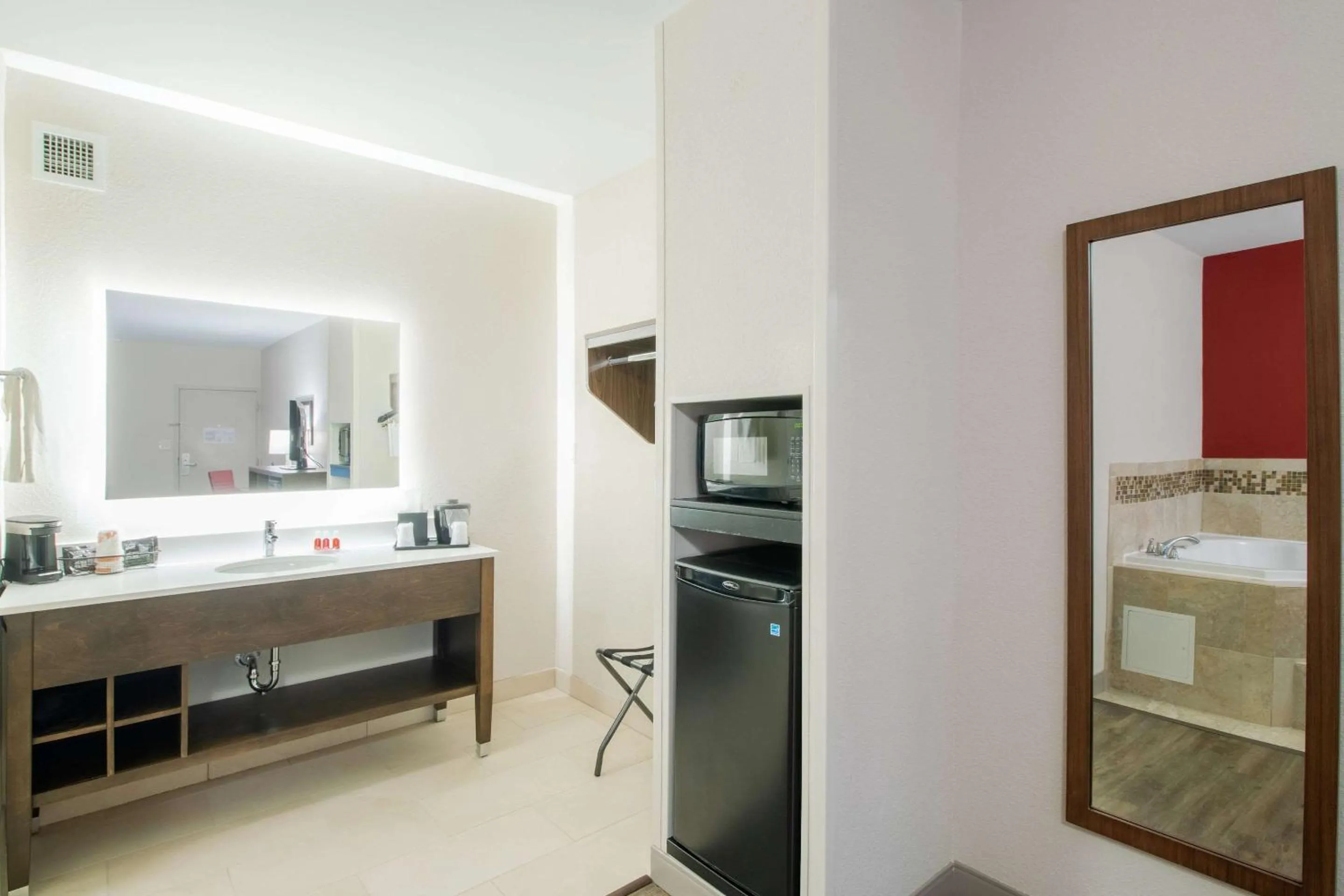 Bedroom, Bed in Econo Lodge Inn & Suites Foley-North Gulf Shores