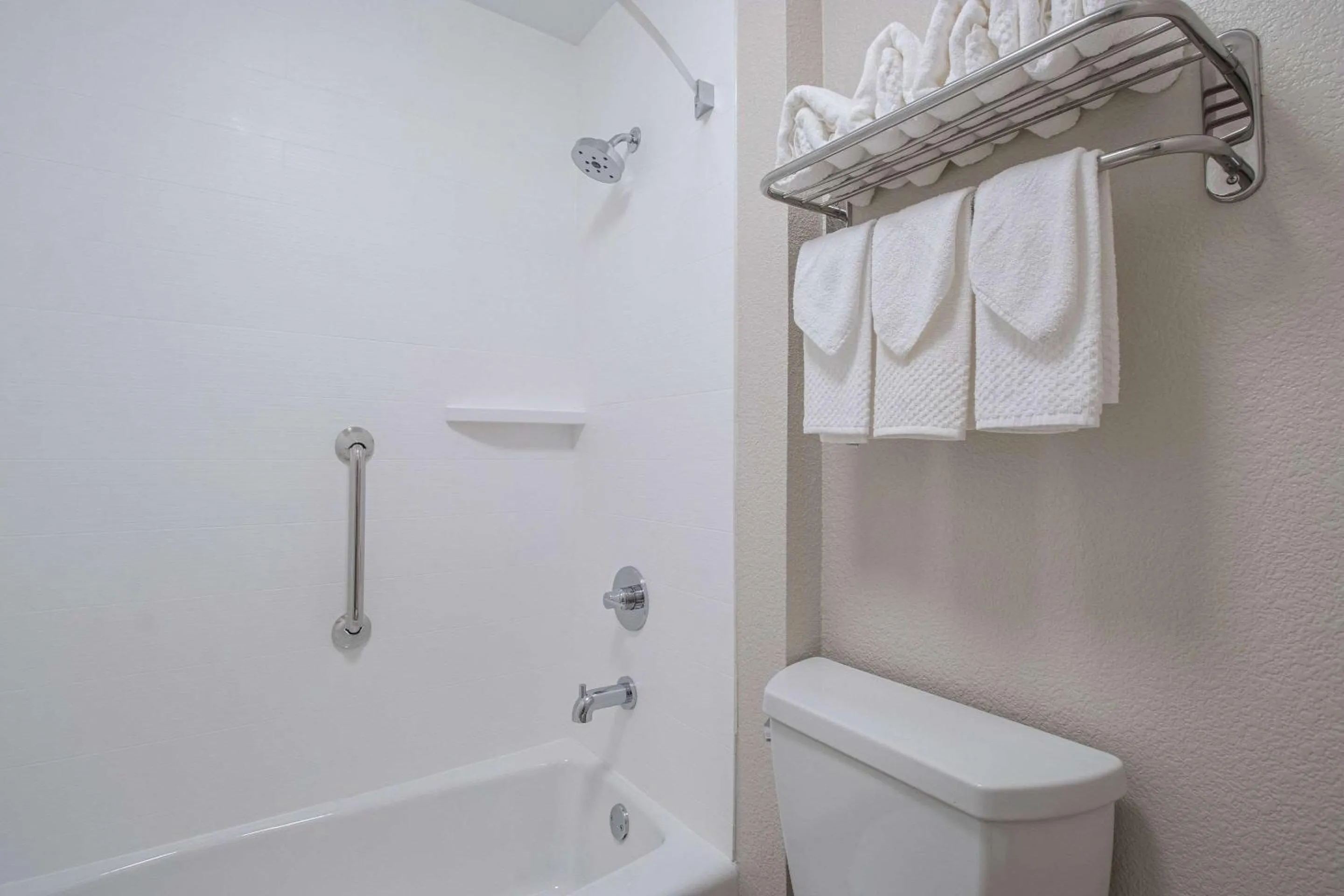 Bedroom in Econo Lodge Inn & Suites Foley-North Gulf Shores