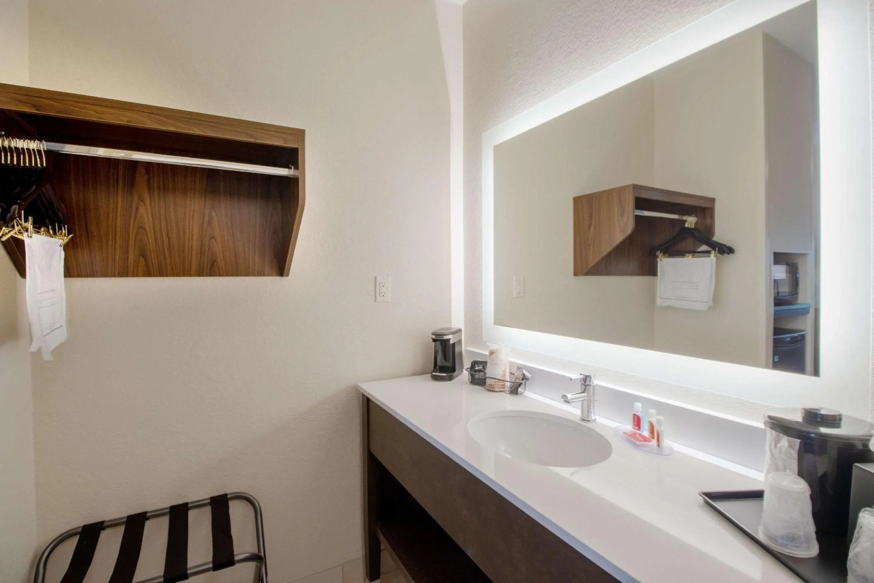 Bedroom in Econo Lodge Inn & Suites Foley-North Gulf Shores