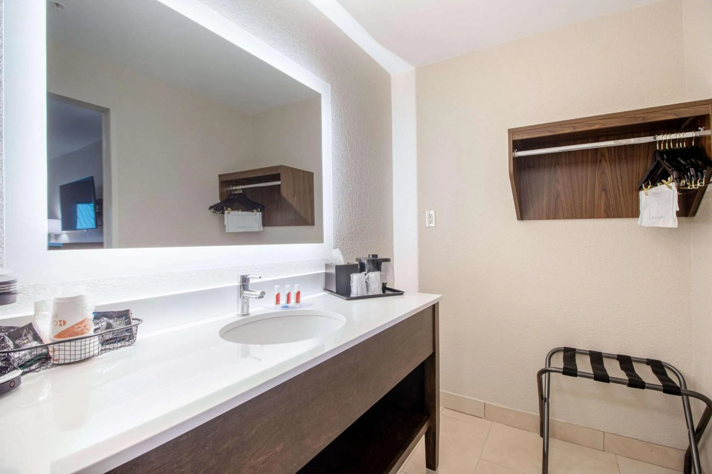 Bedroom in Econo Lodge Inn & Suites Foley-North Gulf Shores