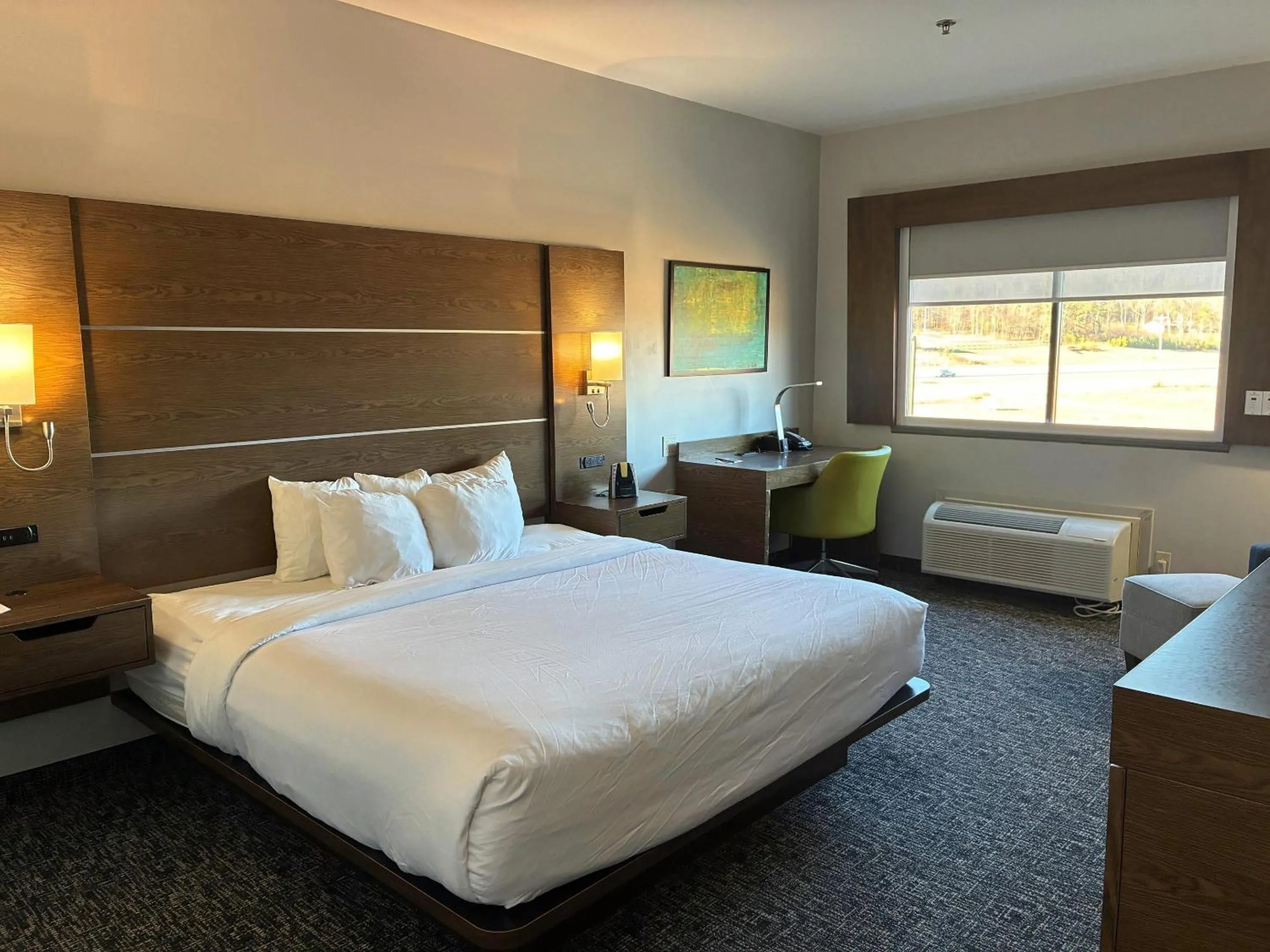 Bedroom, Bed in Comfort Inn & Suites Near Lake Guntersville
