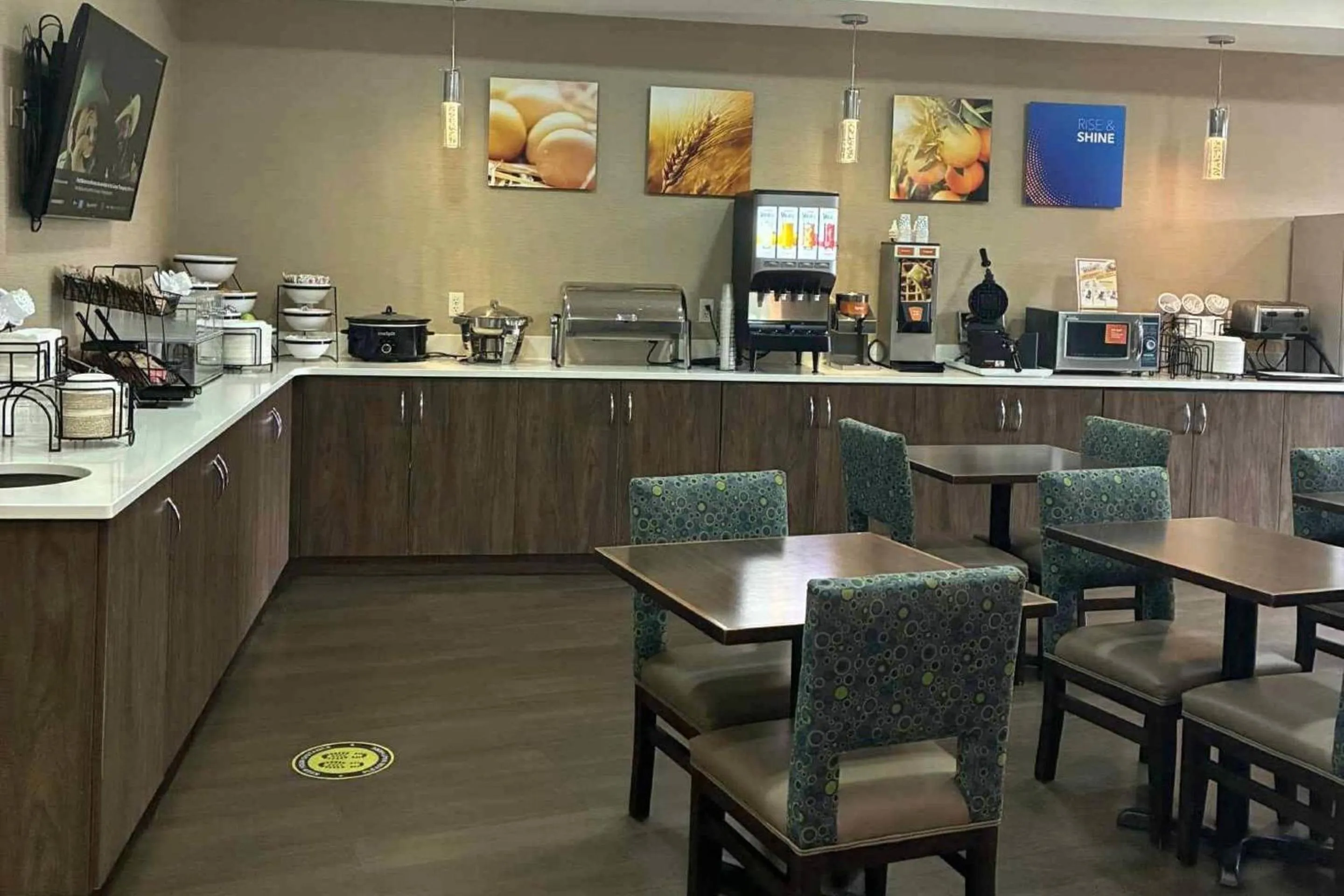Breakfast in Comfort Inn & Suites Near Lake Guntersville