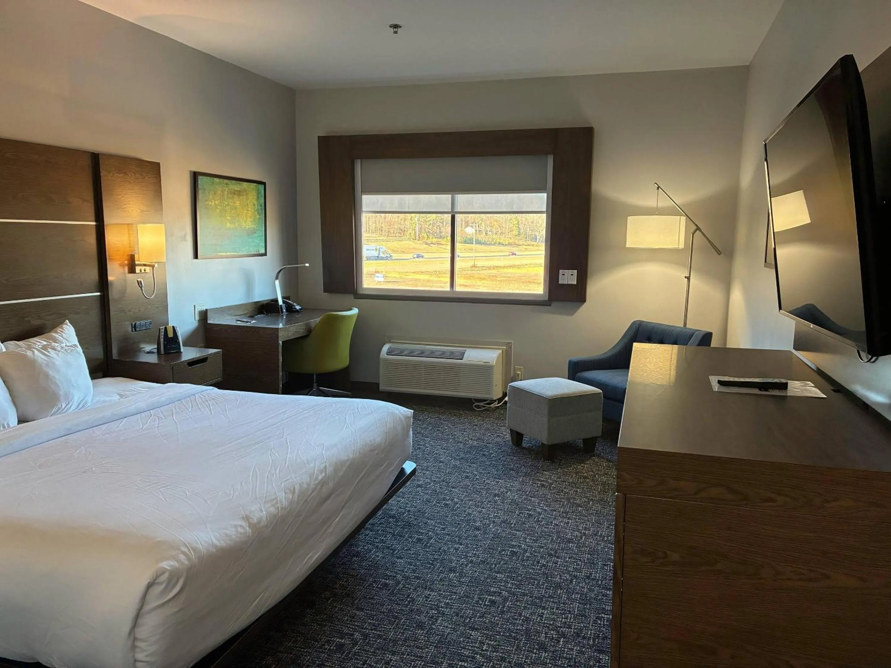 Bedroom, Bed in Comfort Inn & Suites Near Lake Guntersville