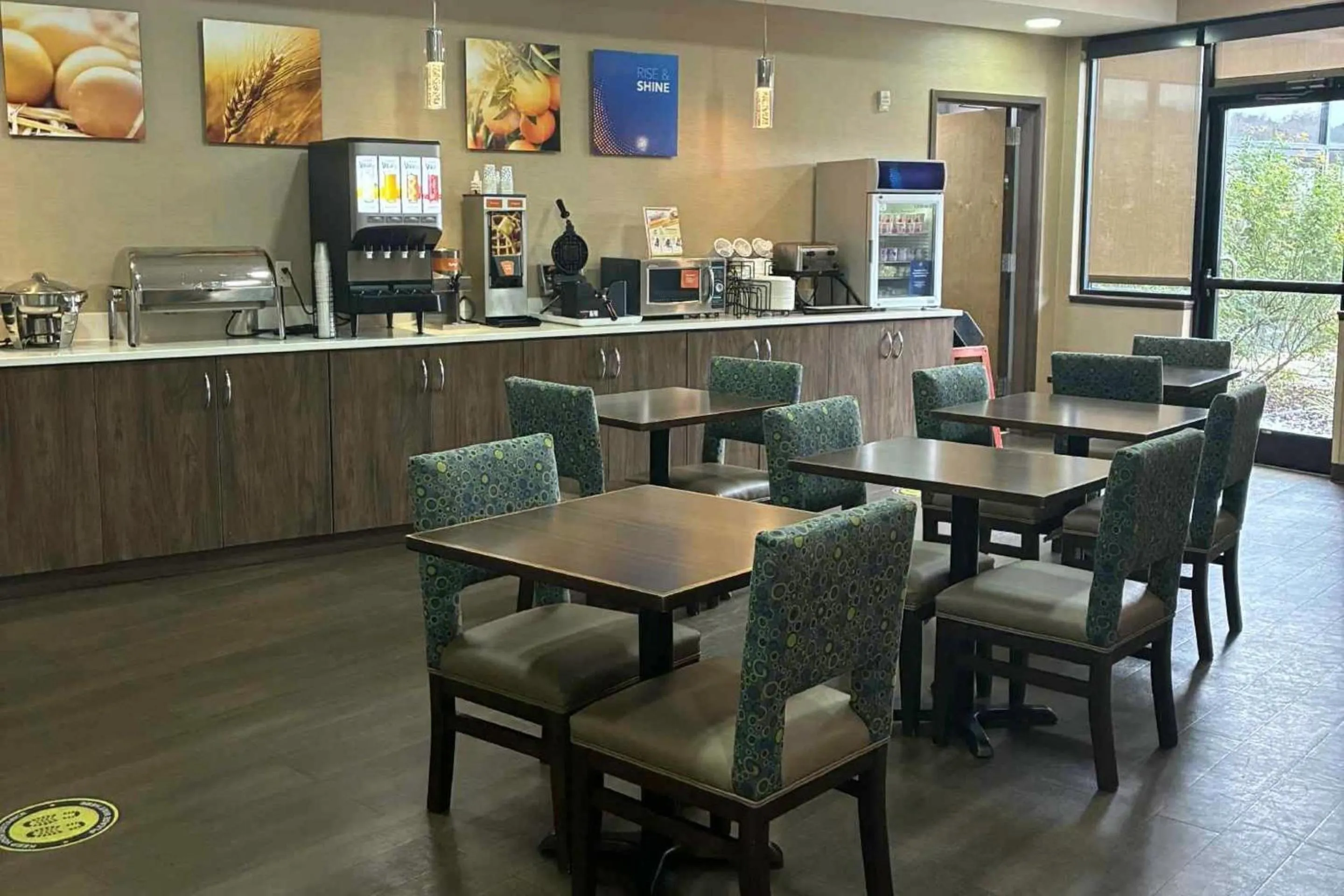 Breakfast in Comfort Inn & Suites Near Lake Guntersville