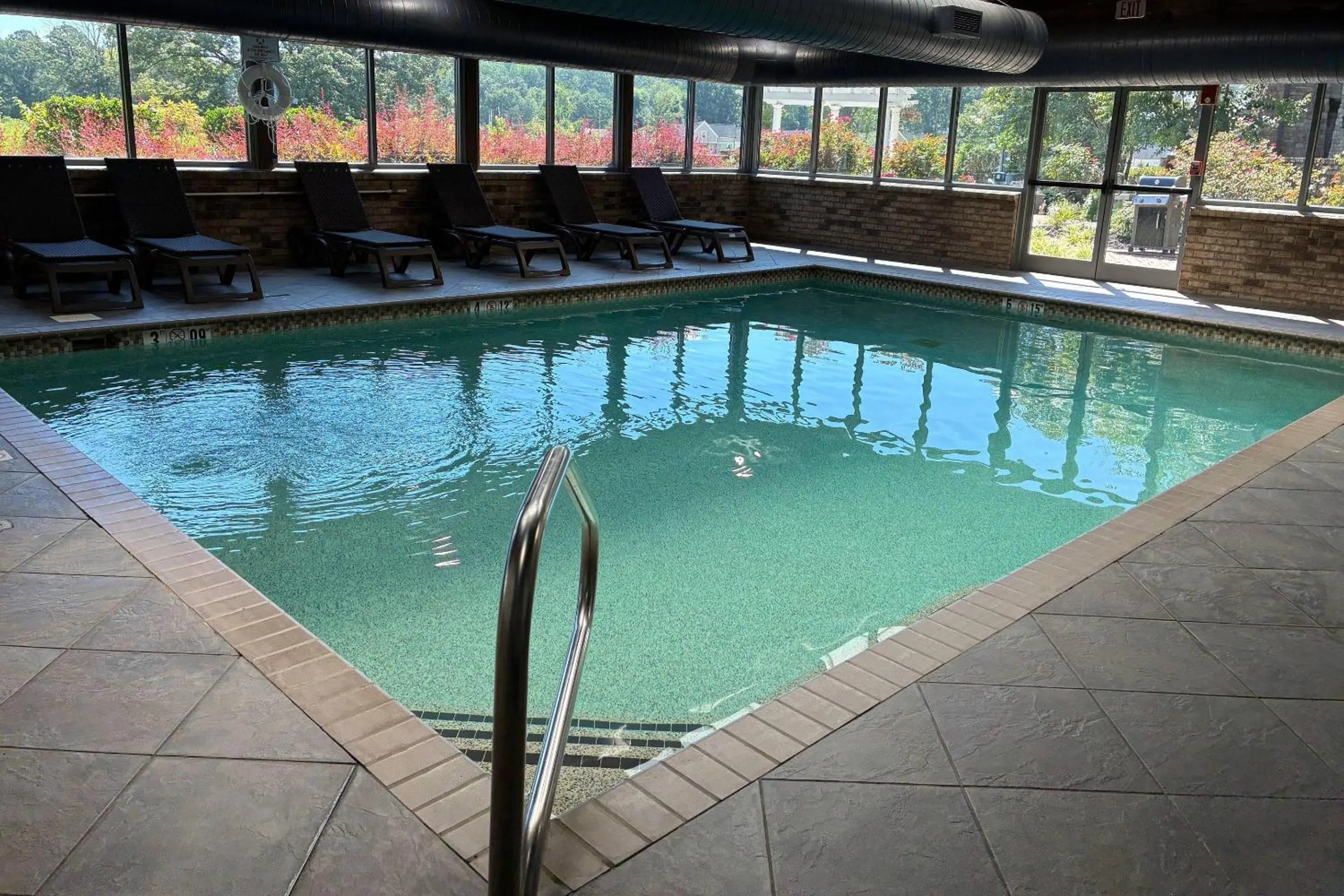 Swimming pool in Comfort Inn & Suites Near Lake Guntersville
