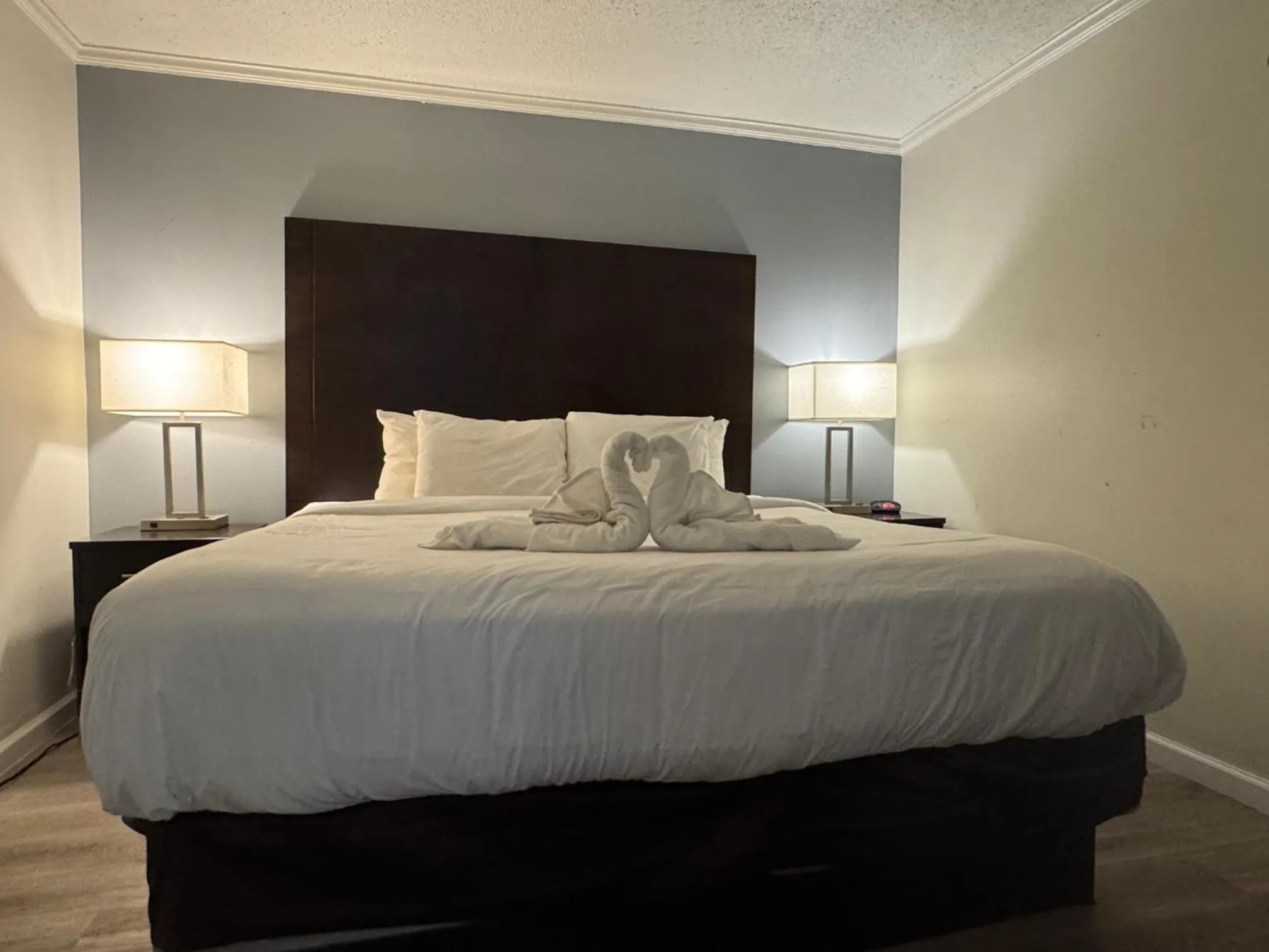 Bed in Clarion Inn & Suites Dothan South