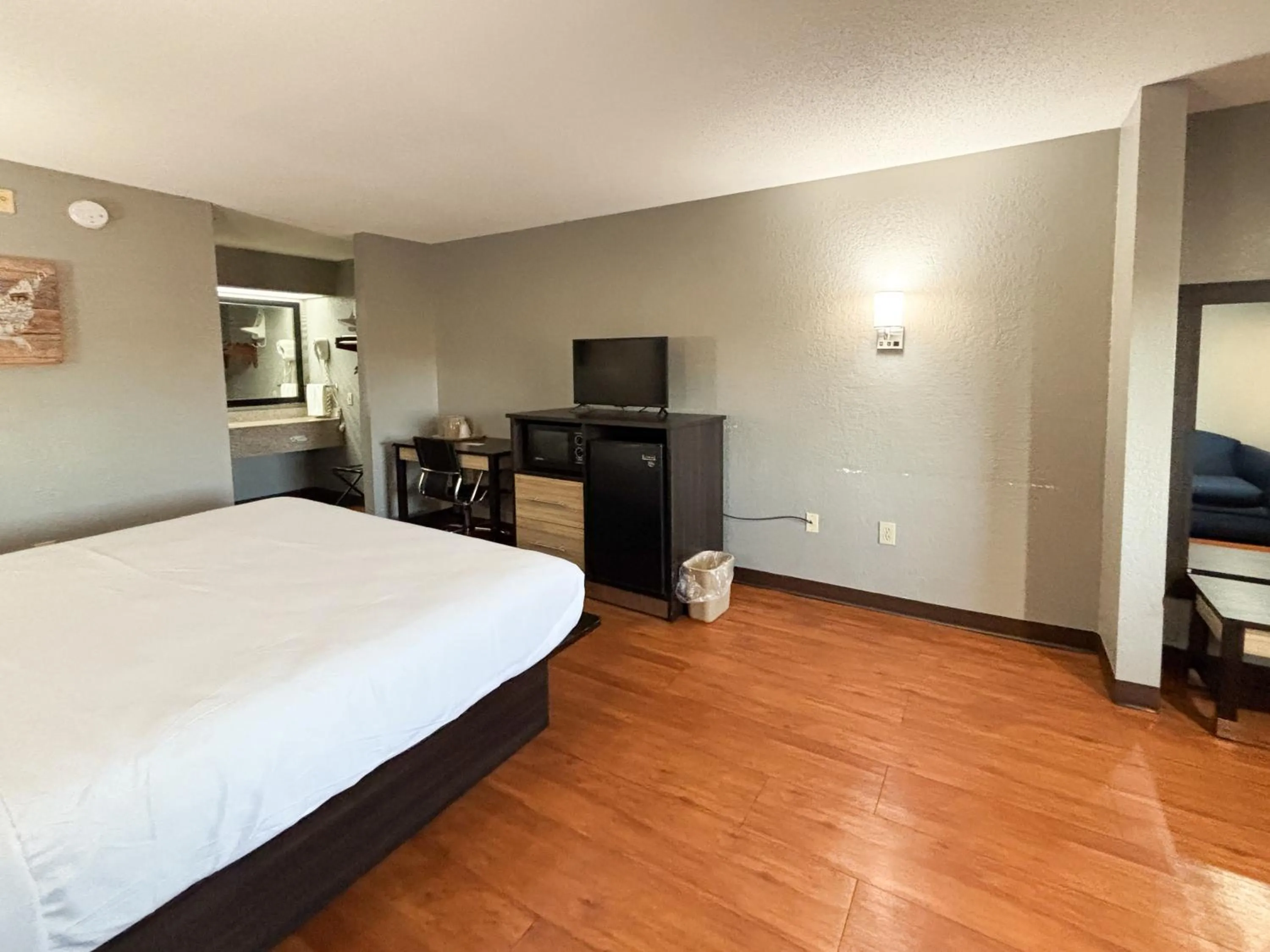 Photo of the whole room, Bed in Motel 6 Prattville AL