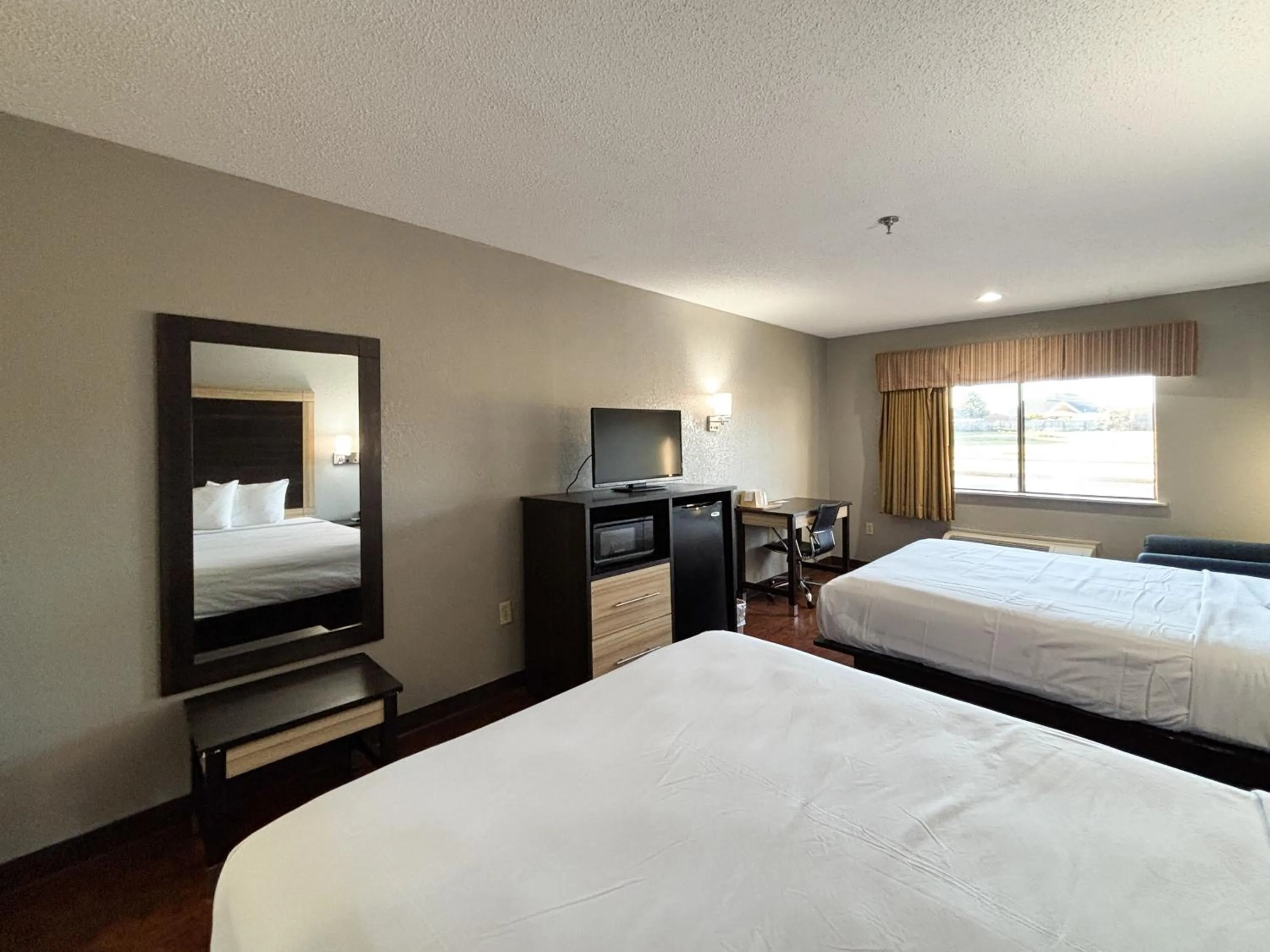 Photo of the whole room, Bed in Motel 6 Prattville AL