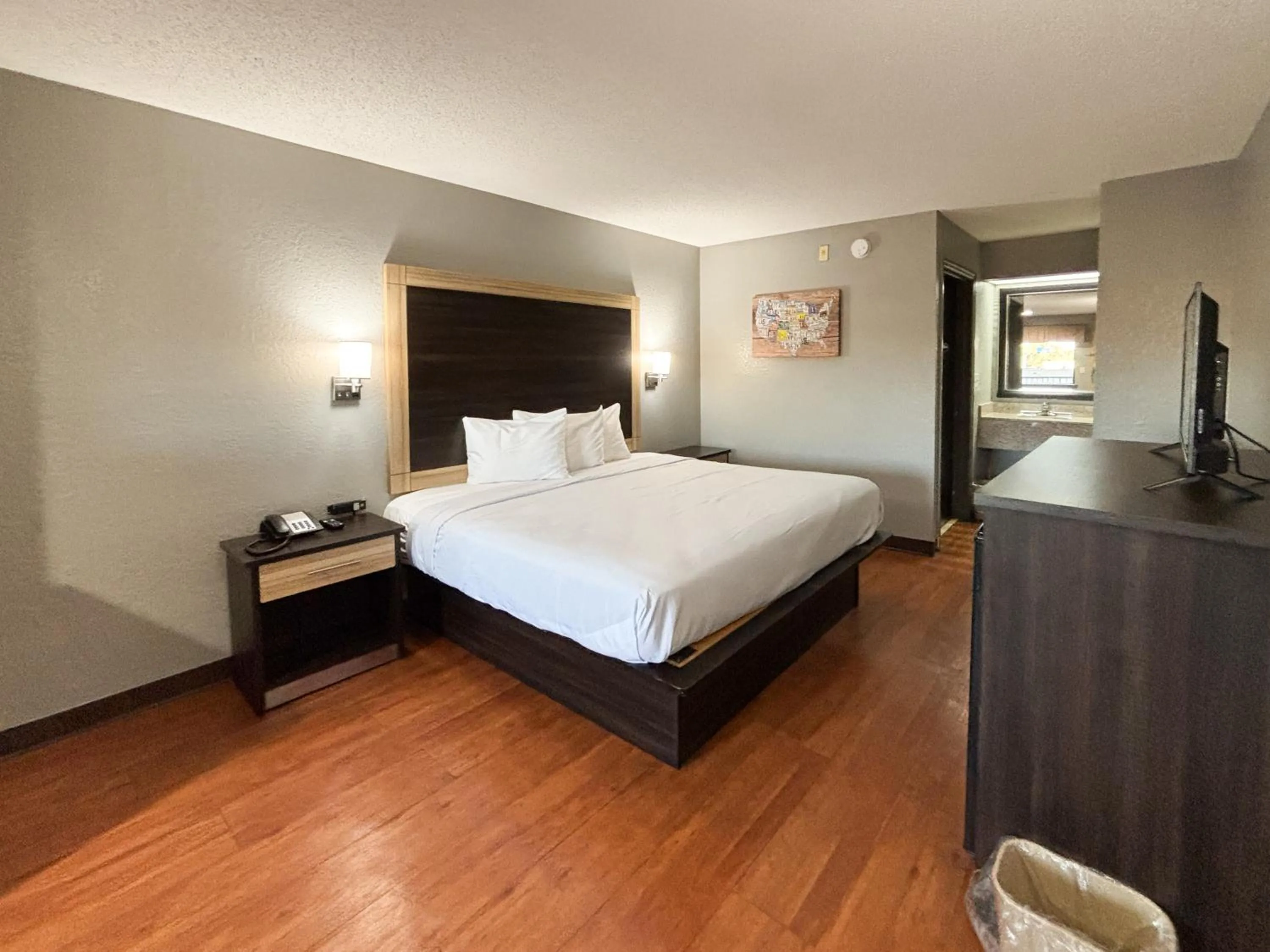 Photo of the whole room, Bed in Motel 6 Prattville AL