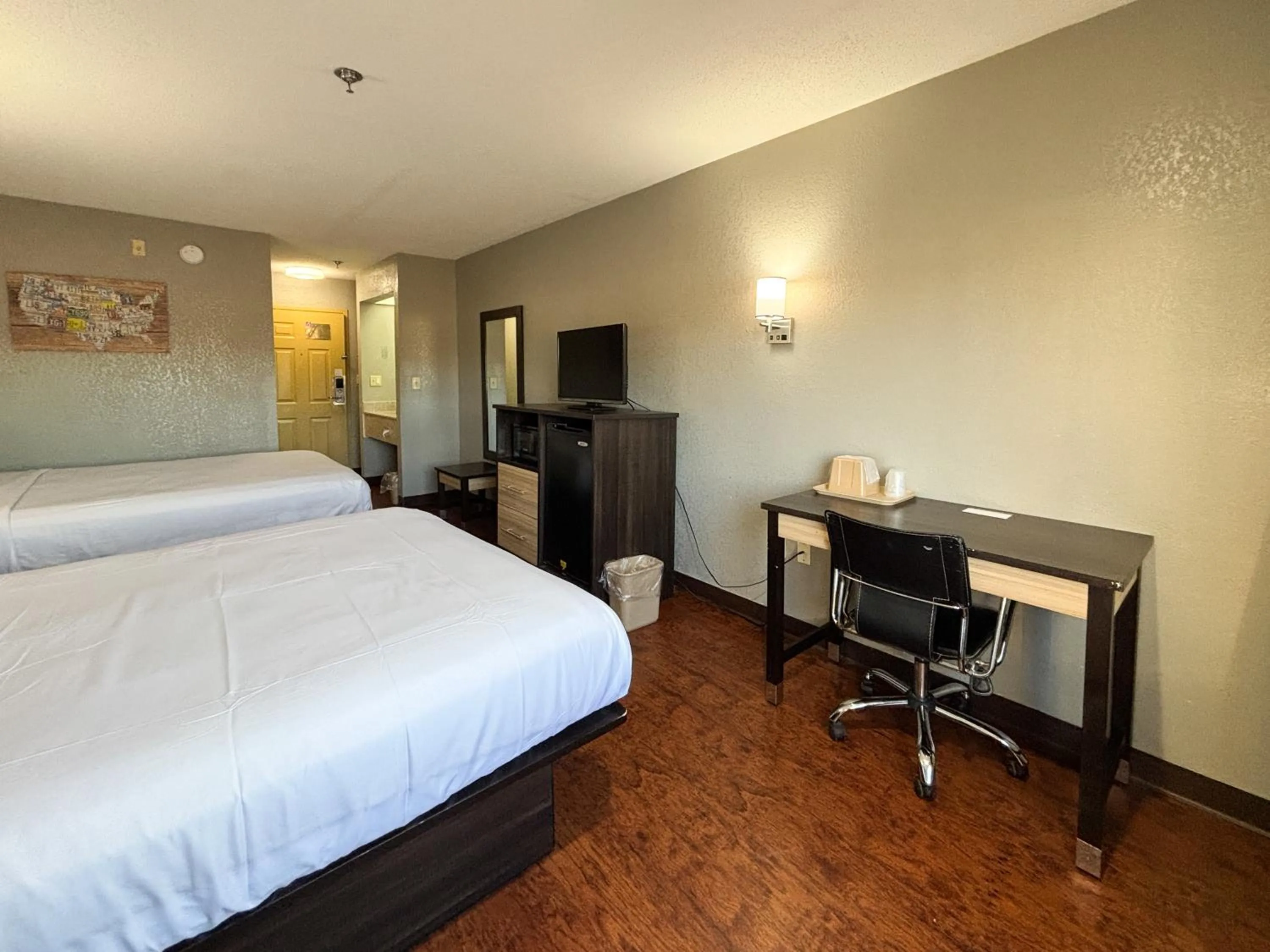 Photo of the whole room, Bed in Motel 6 Prattville AL