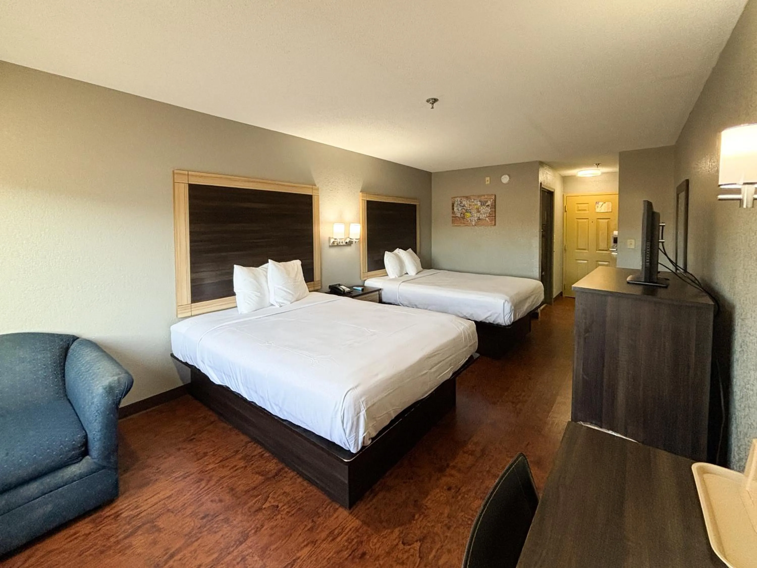 Photo of the whole room, Bed in Motel 6 Prattville AL