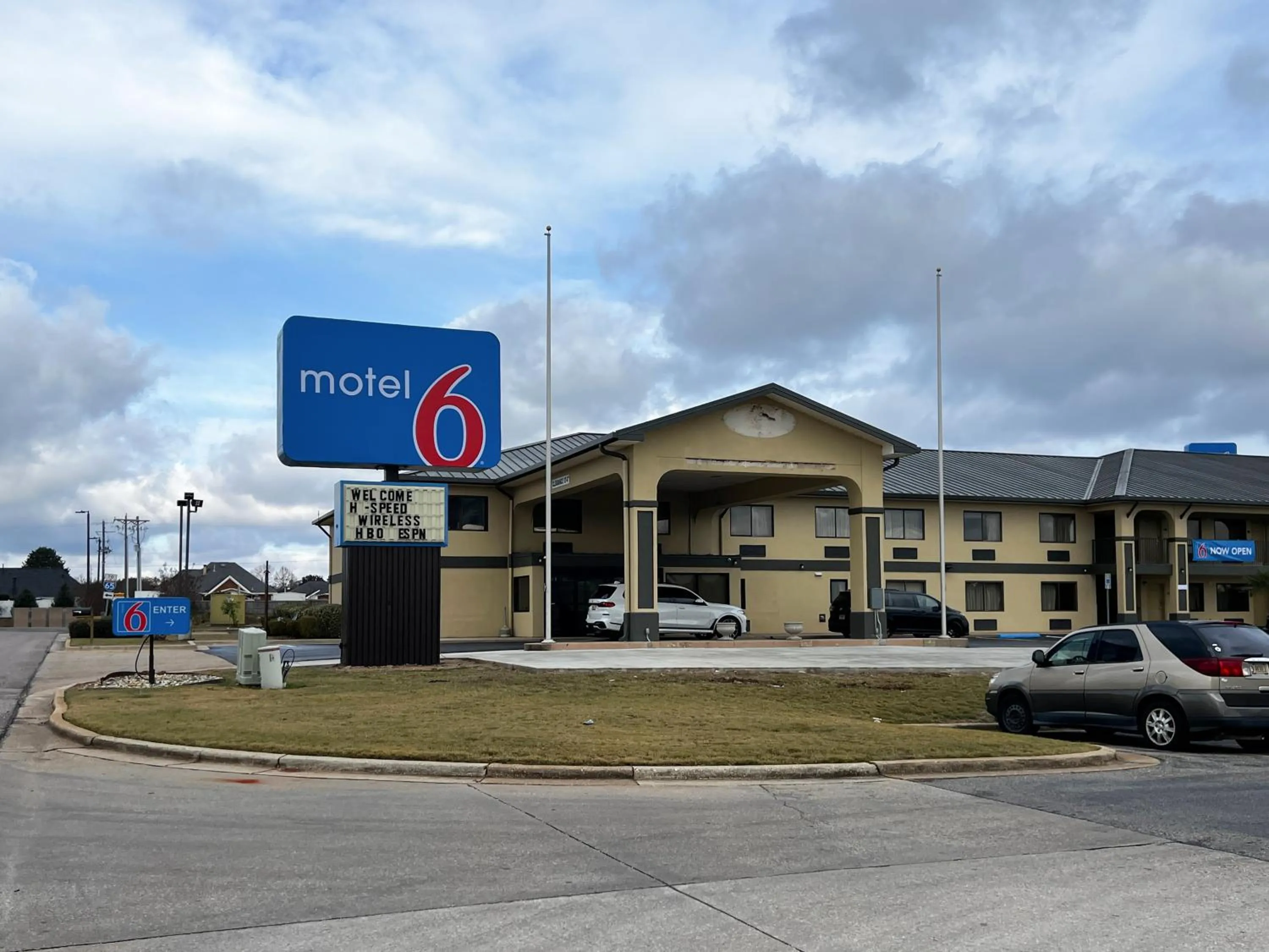 Property building in Motel 6 Prattville AL