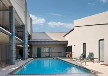 Swimming pool in Executive Inn and Suites