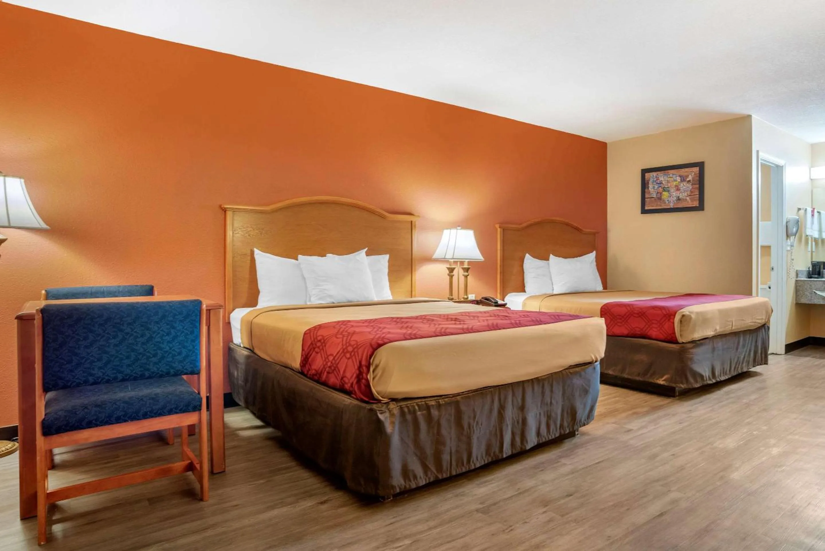 Queen Room with Two Queen Beds - Non-Smoking in Econo Lodge Inn & Suites Evergreen