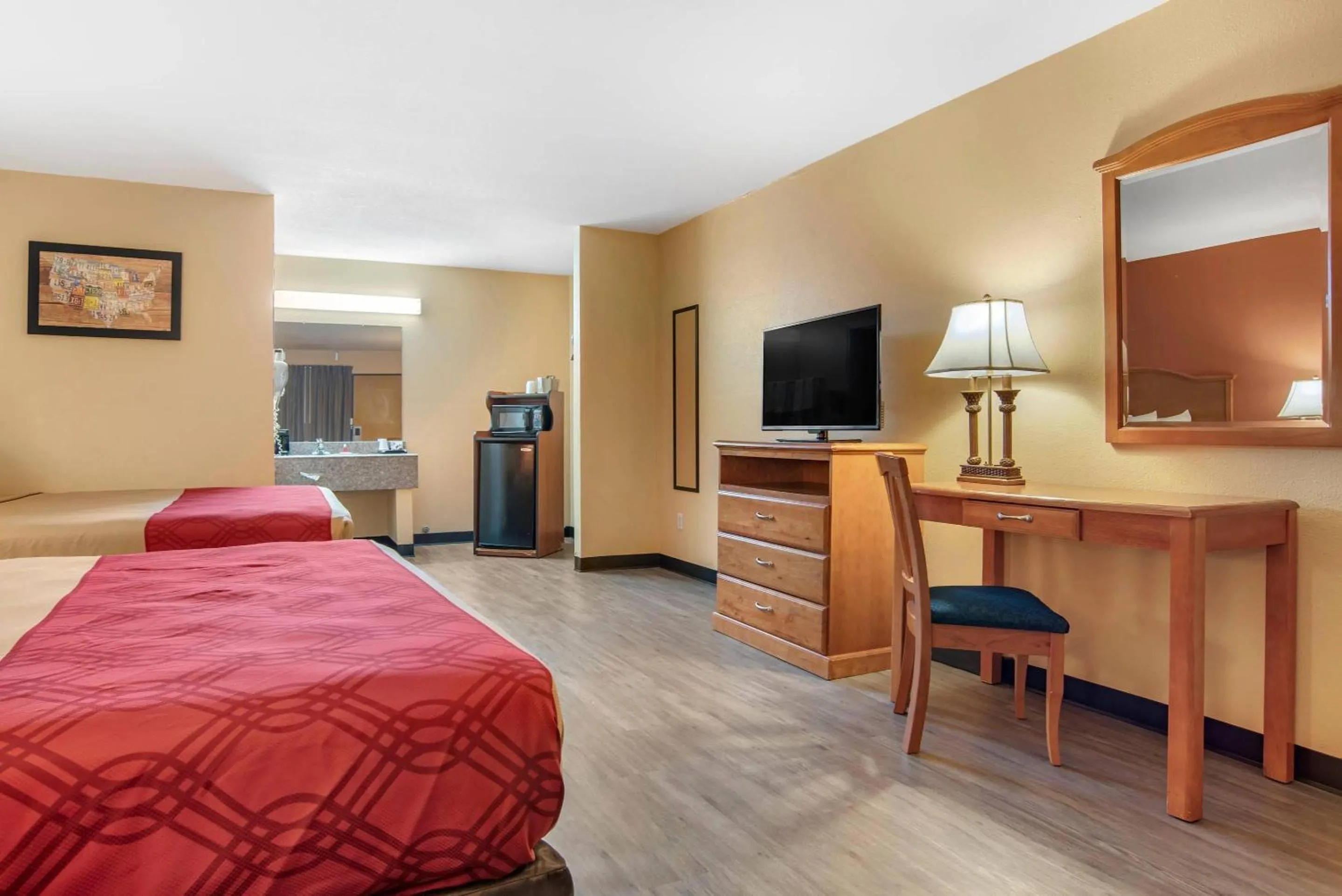 Bedroom, Bed in Econo Lodge Inn & Suites Evergreen