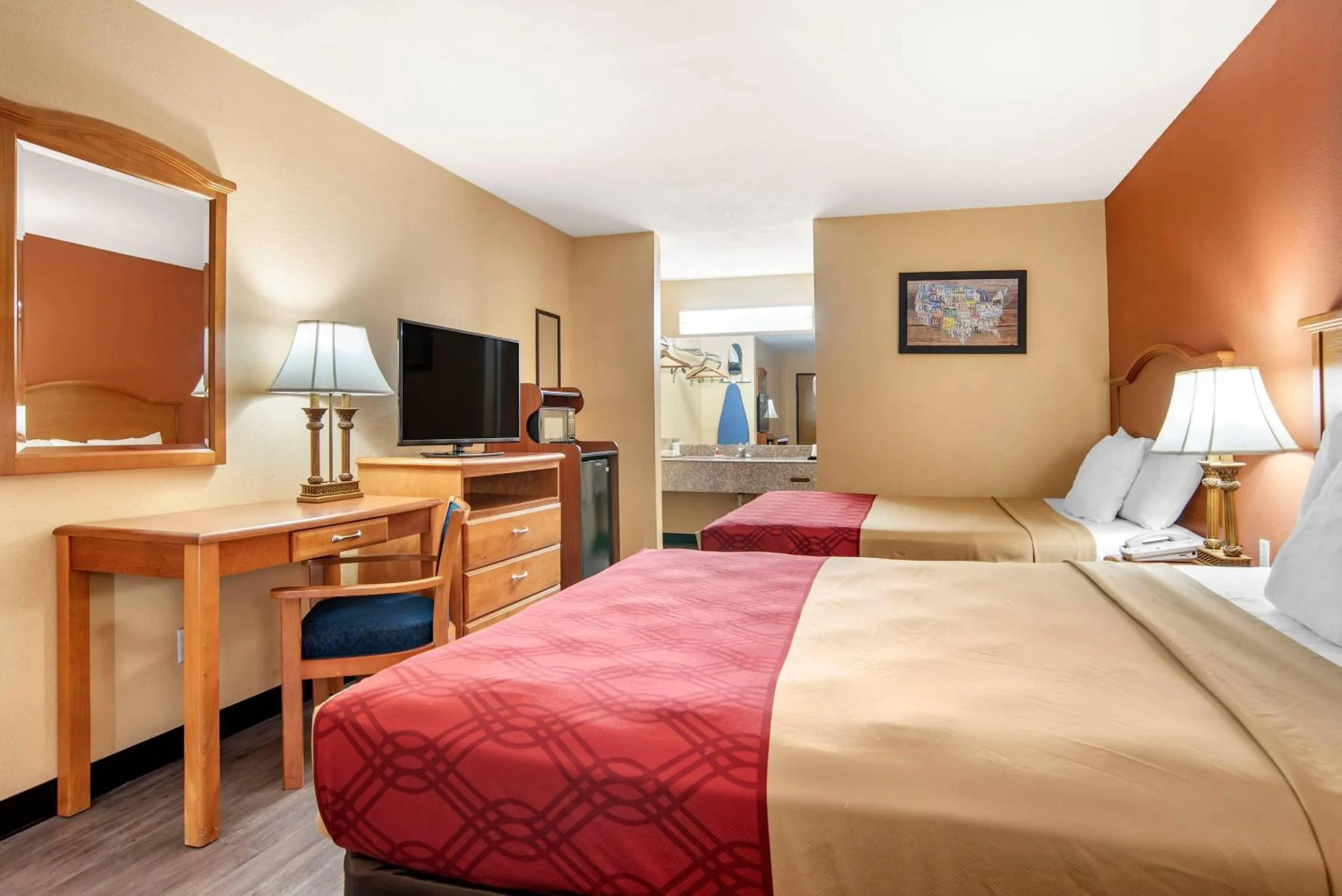 Bedroom, Bed in Econo Lodge Inn & Suites Evergreen