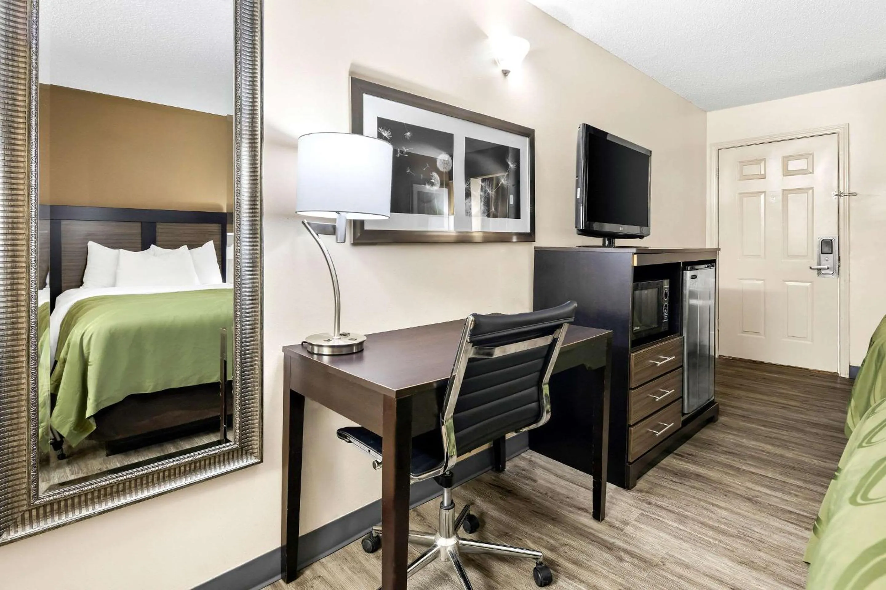 Bedroom, Bed in Quality Inn Decatur River City