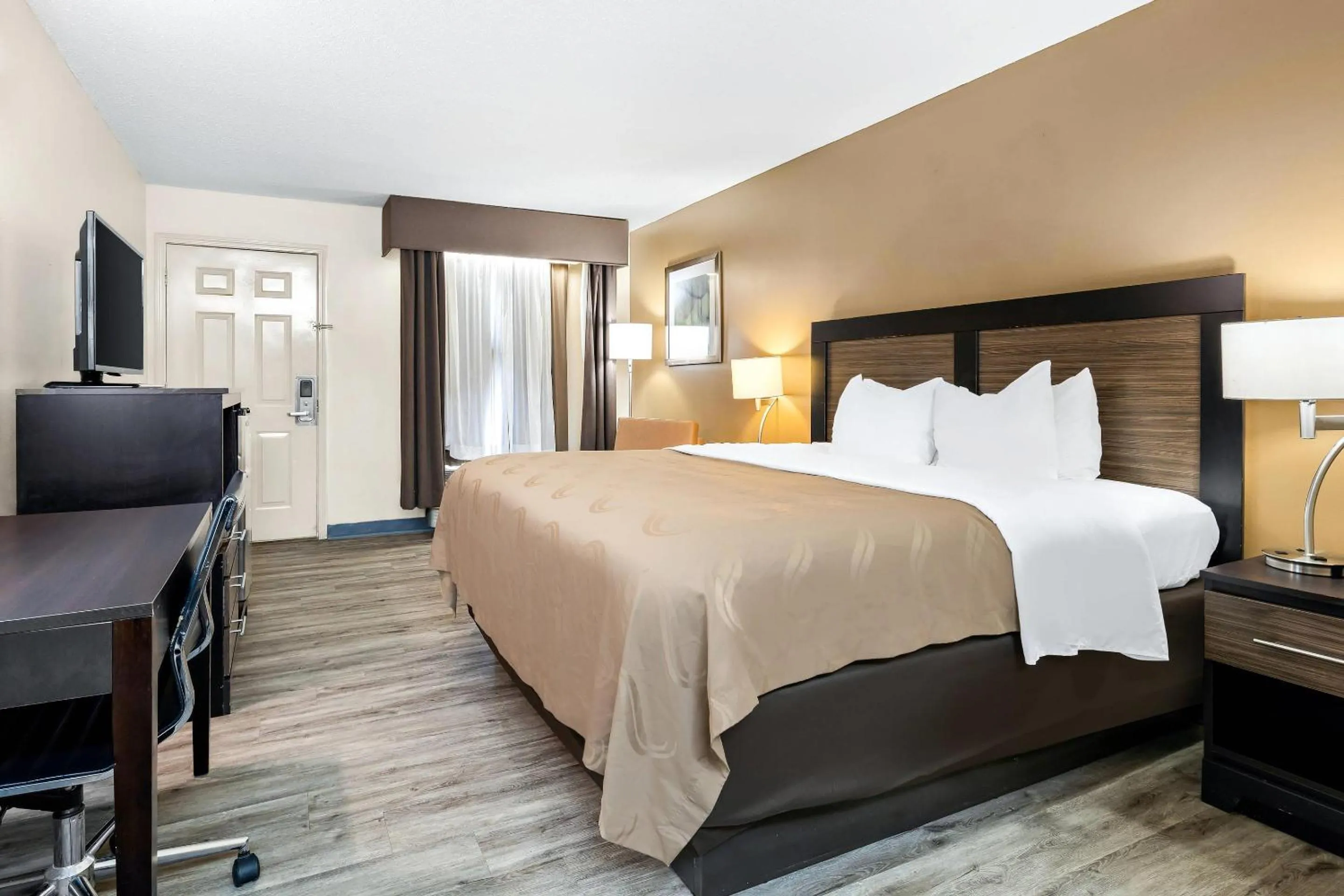 Bedroom, Bed in Quality Inn Decatur River City