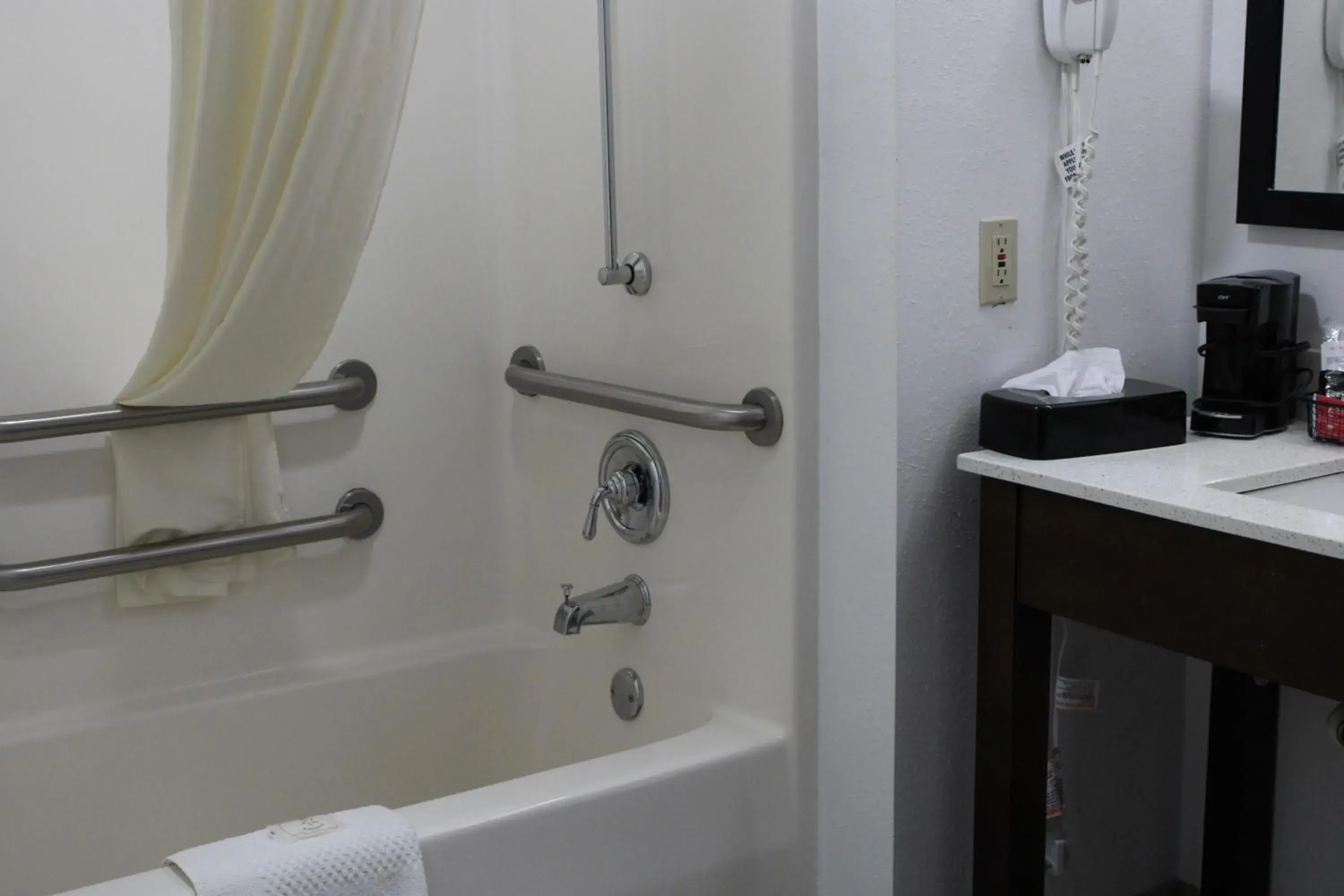 King Room - Accessible/Non-Smoking in Quality Inn Scottsboro US-72-Lake Guntersville Area King Room - Accessible/Non-Smoking in Quality Inn Scottsboro US-72-Lake Guntersville Area