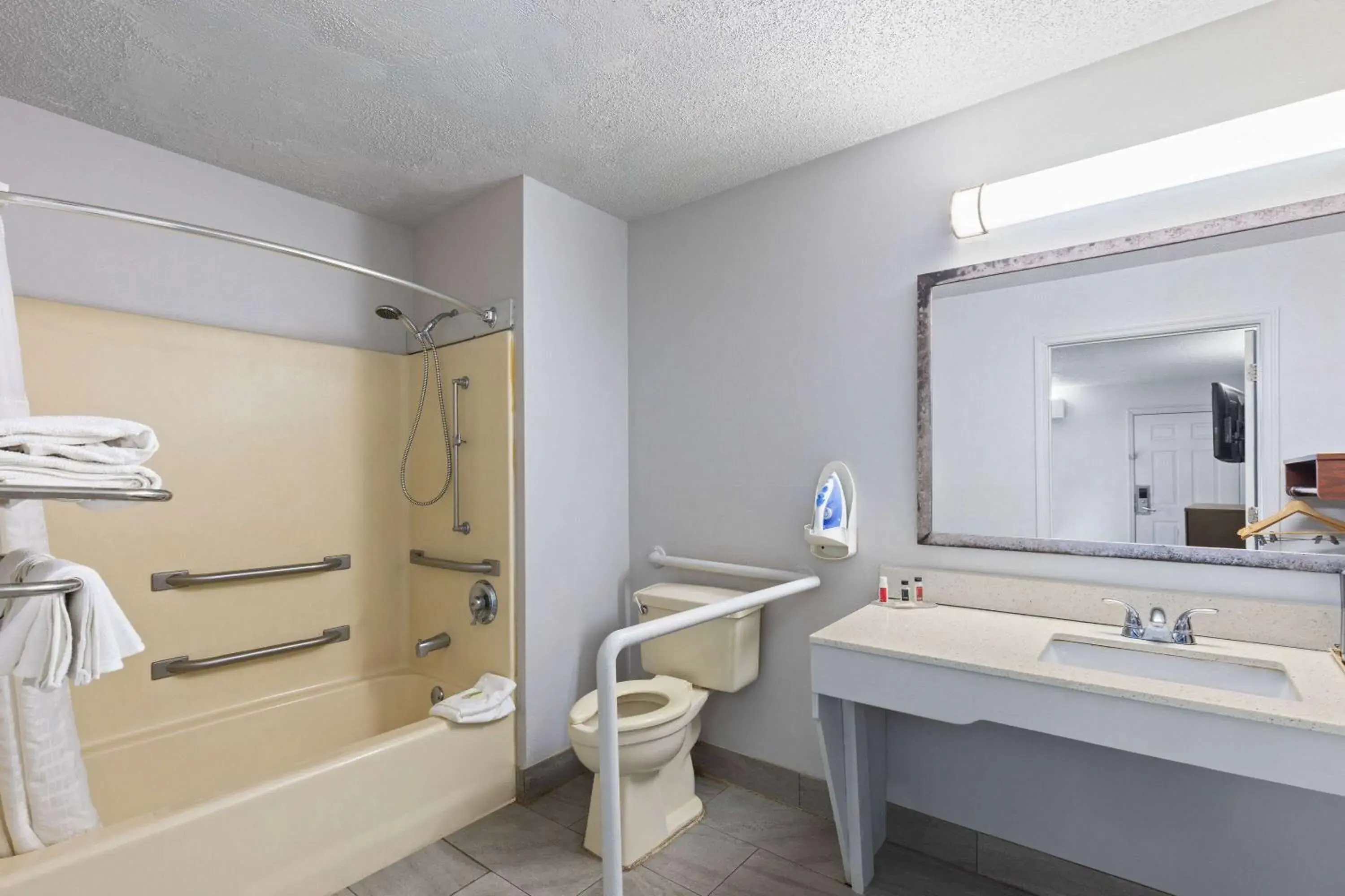 King Room - Mobility Access/Non-Smoking in Baymont by Wyndham Selma King Room - Mobility Access/Non-Smoking in Baymont by Wyndham Selma