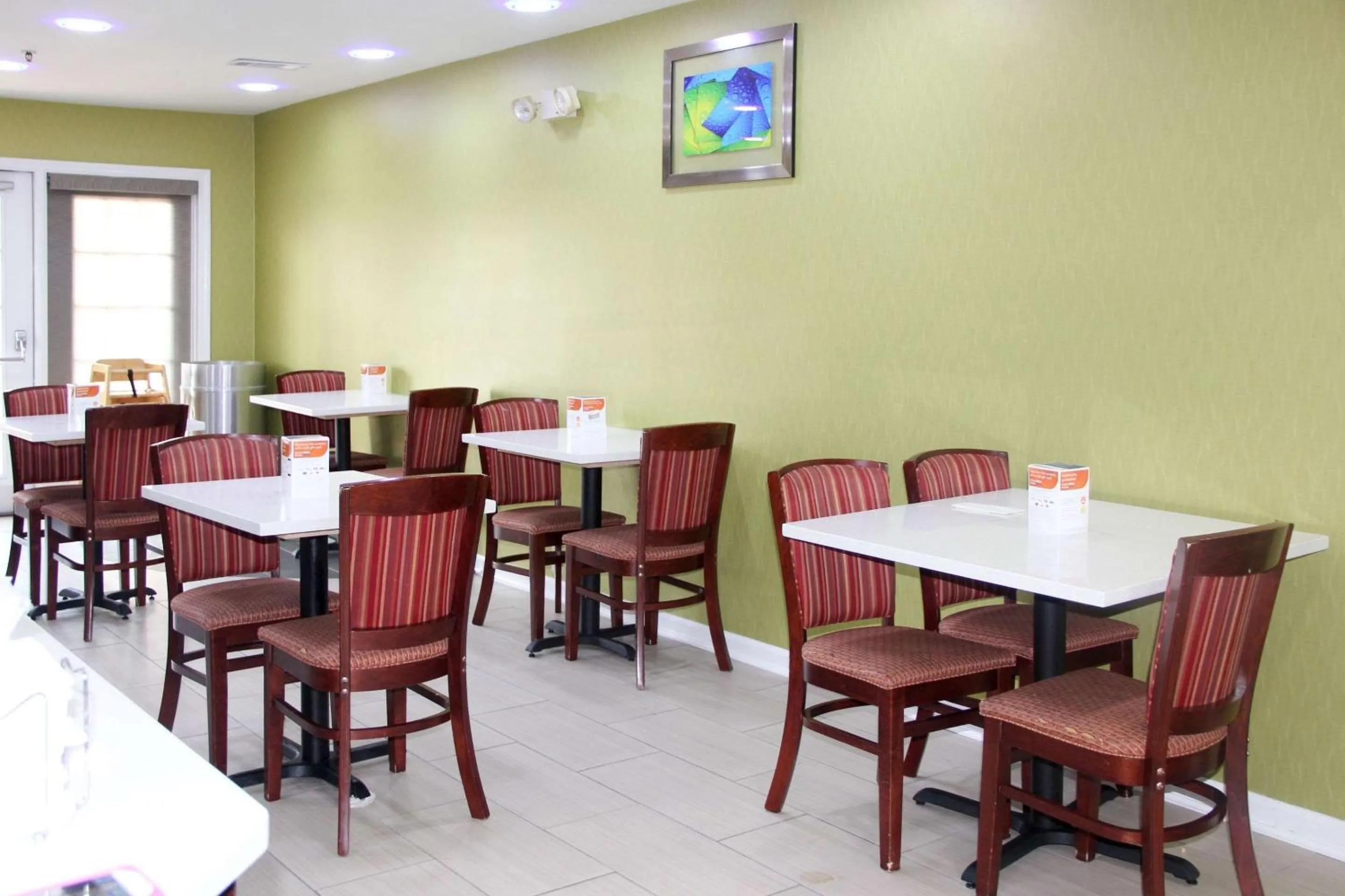 Restaurant/places to eat in Quality Inn Albertville US 431