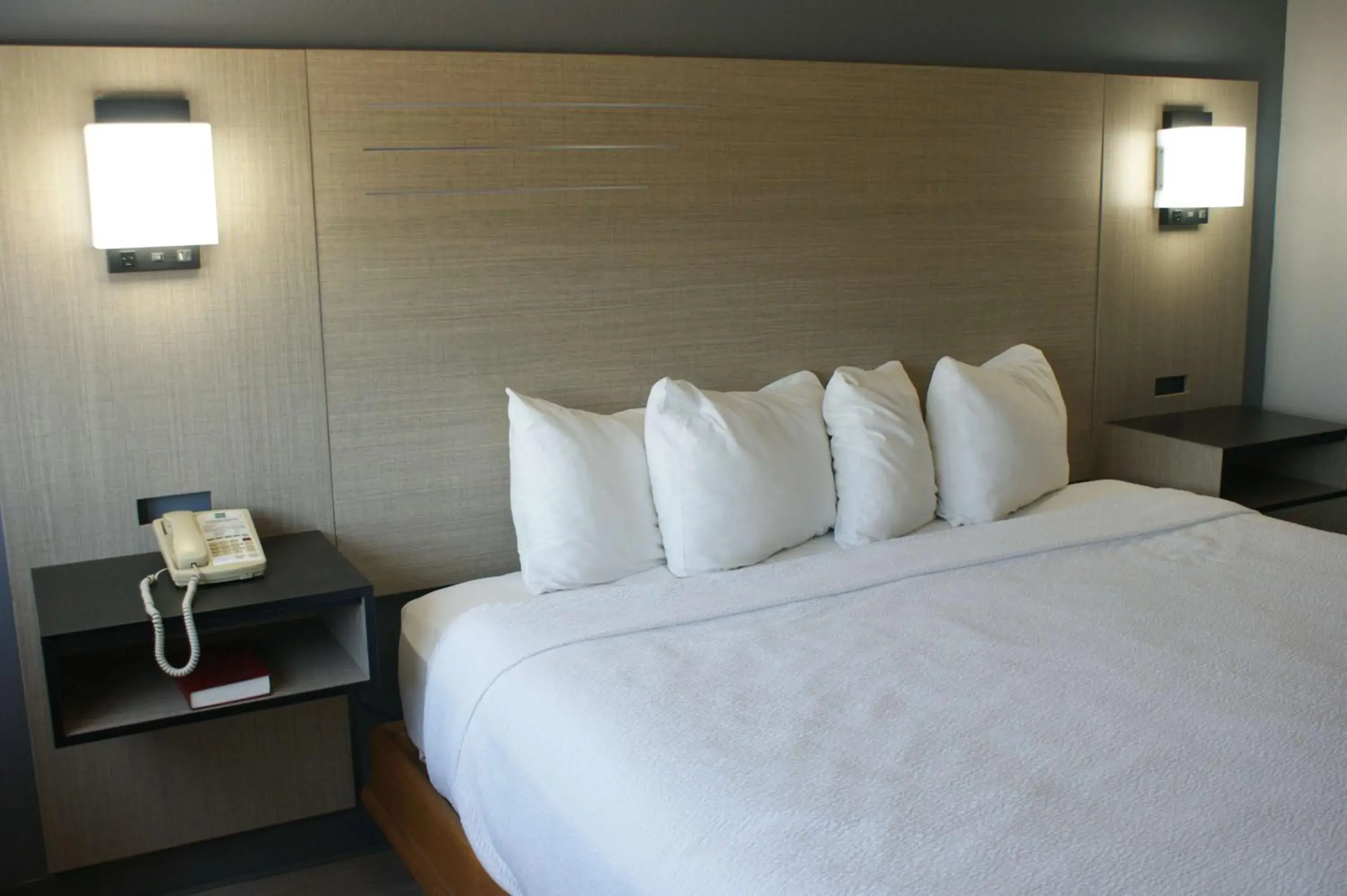 Superior King Suite - Non-smoking in Sonesta Essential Van Buren-Fort Smith Superior King Suite - Non-smoking in Sonesta Essential Van Buren-Fort Smith