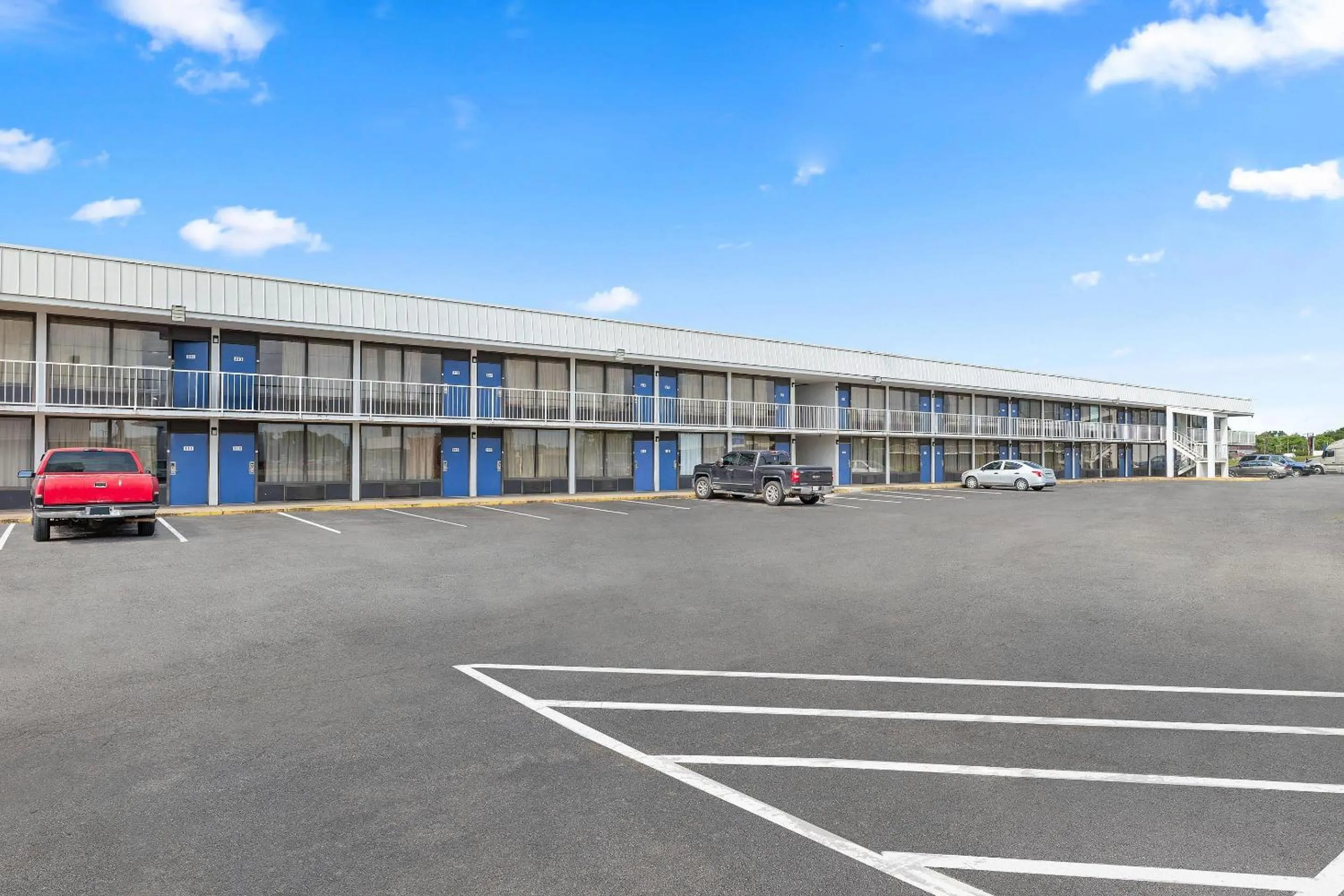 Property building in Rodeway Inn West Memphis