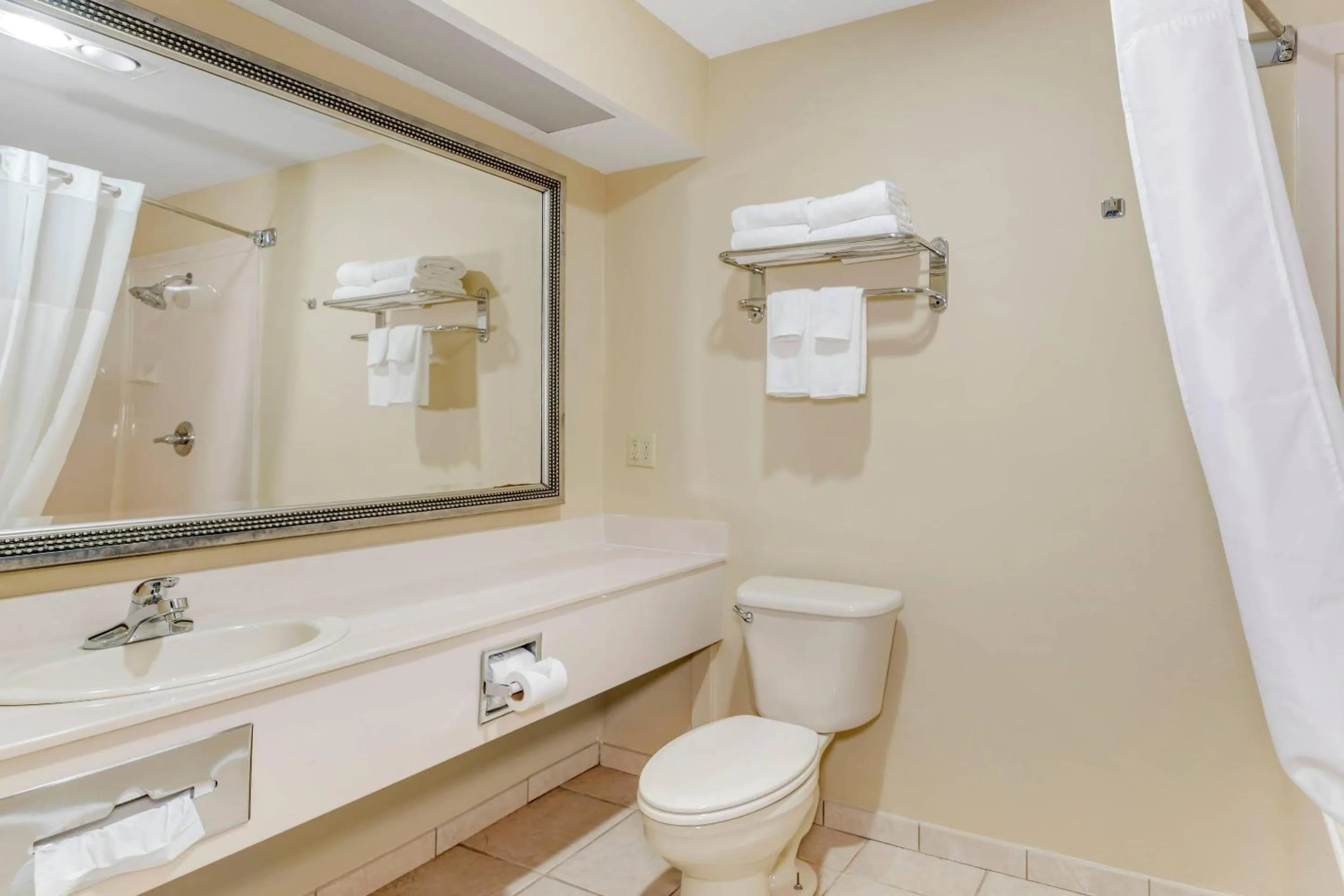 Bedroom in Quality Inn Eureka Springs South