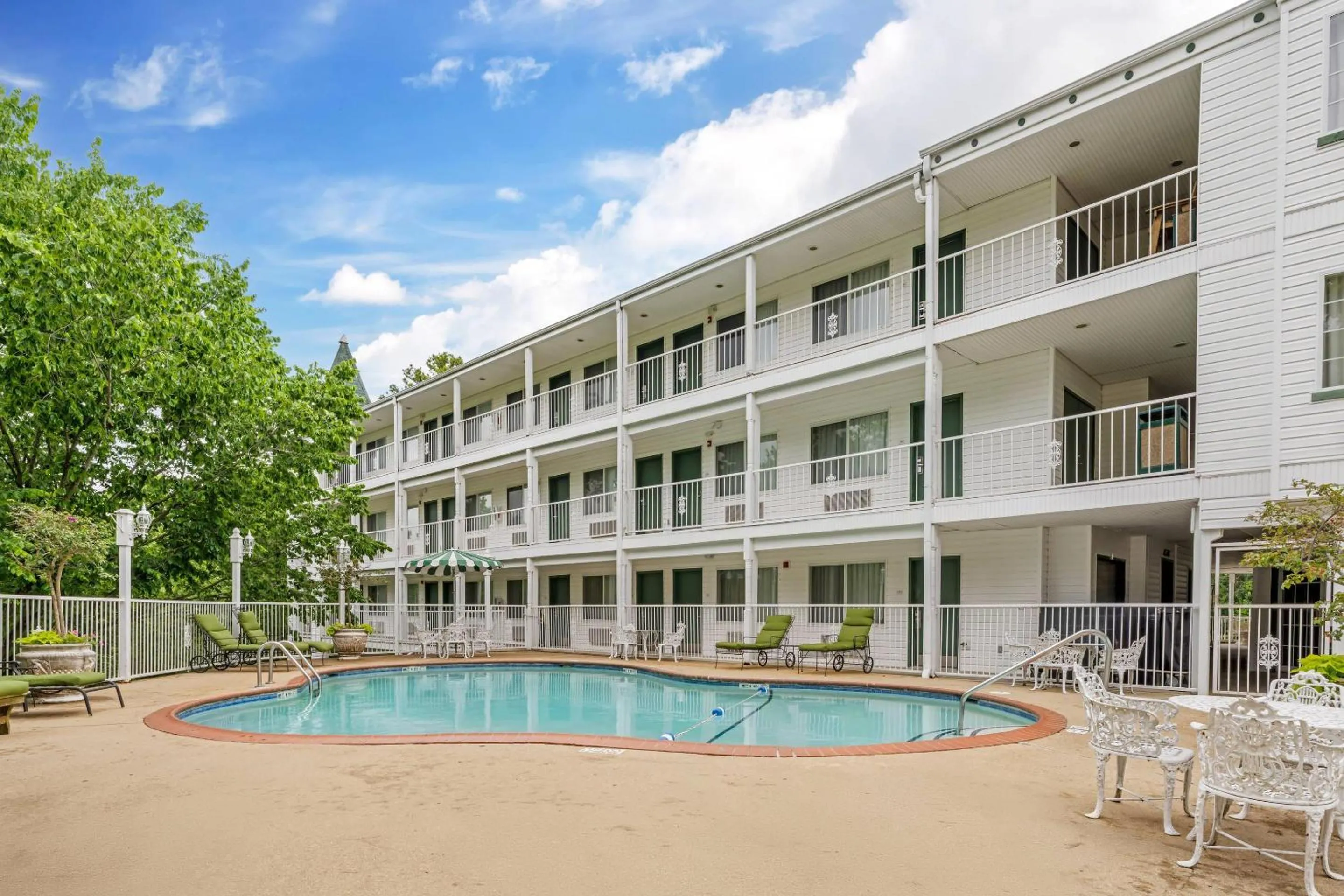 Swimming pool in Quality Inn Eureka Springs South