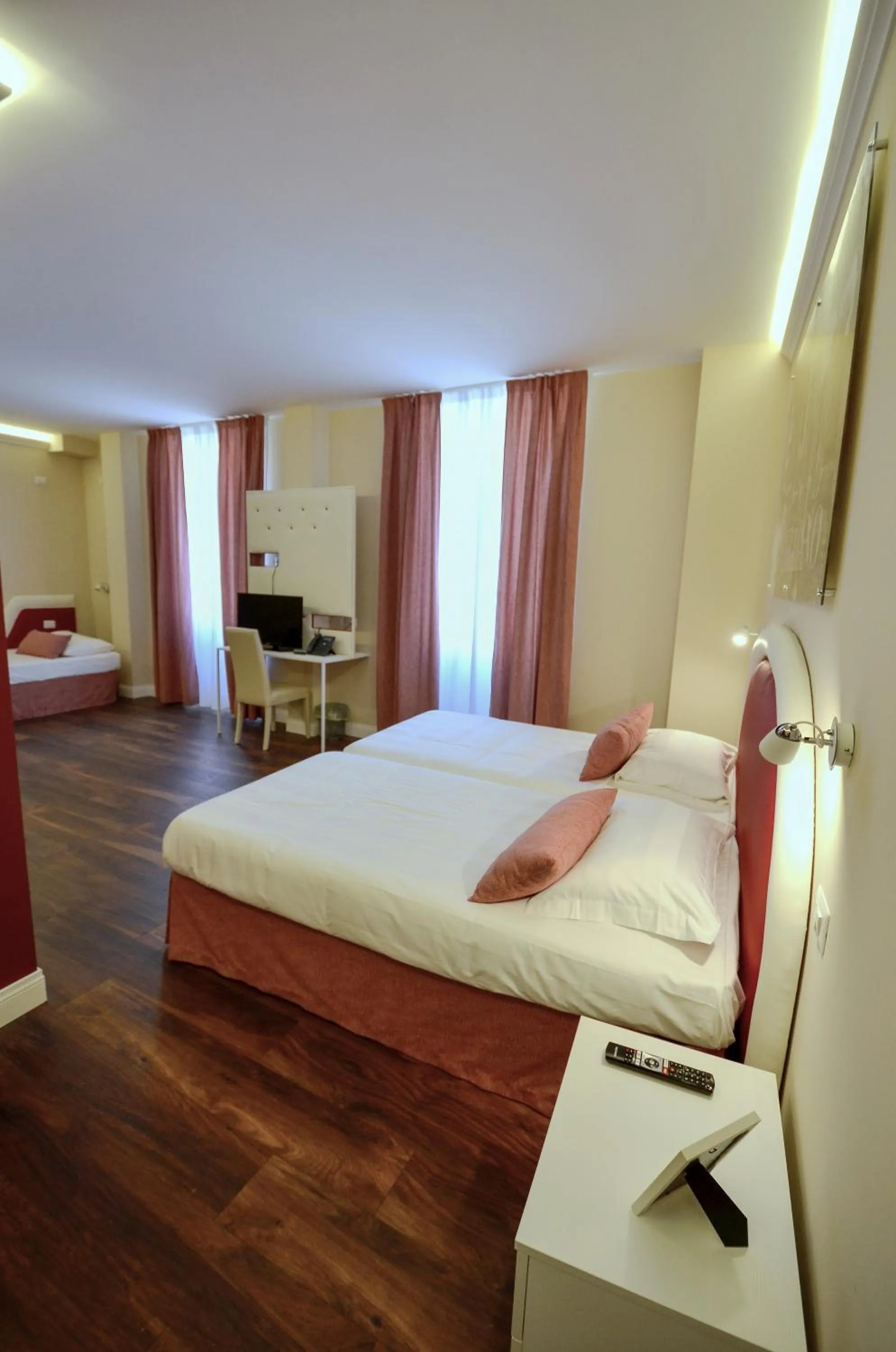 Photo of the whole room, Bed in 7 Bell's House