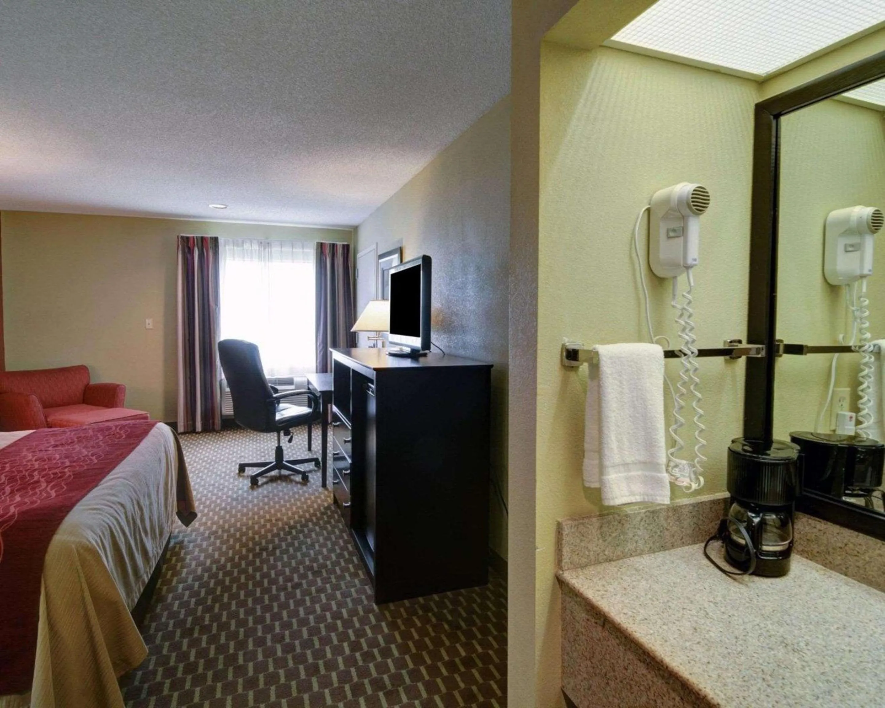 Bathroom, Bed in Quality Inn & Suites Pine Bluff