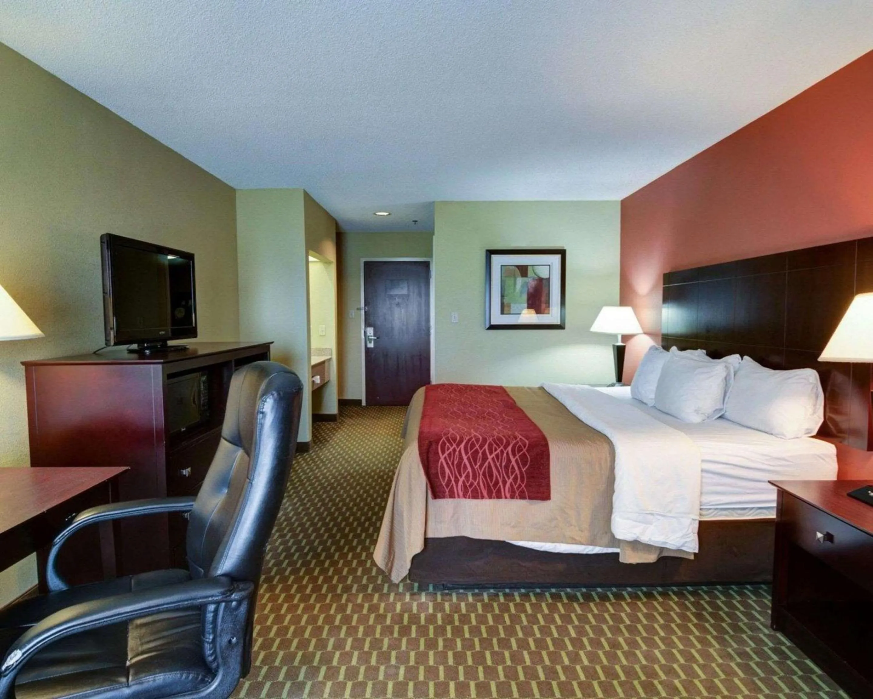 Photo of the whole room, Bed in Quality Inn & Suites Pine Bluff
