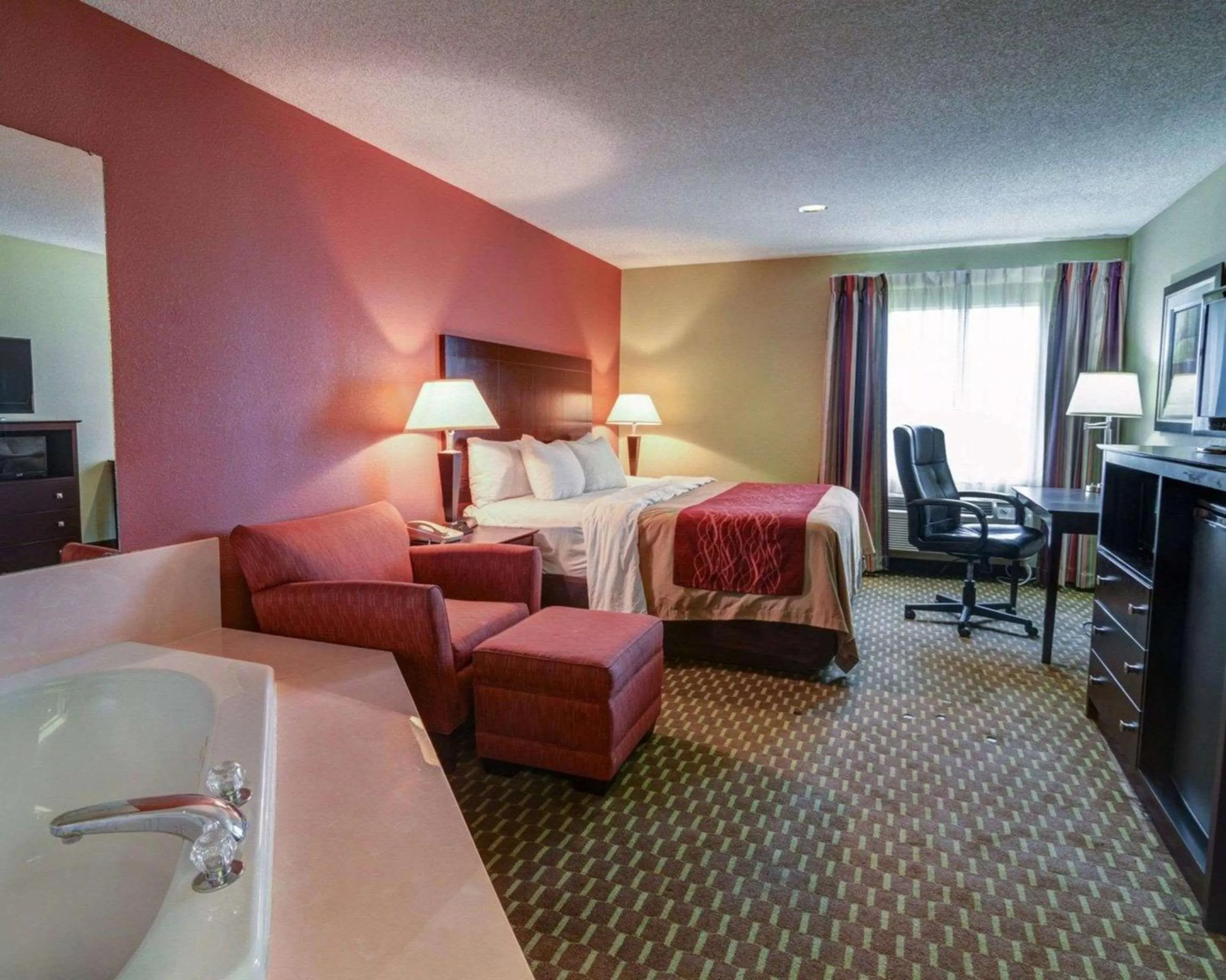 Photo of the whole room, Bed in Quality Inn & Suites Pine Bluff