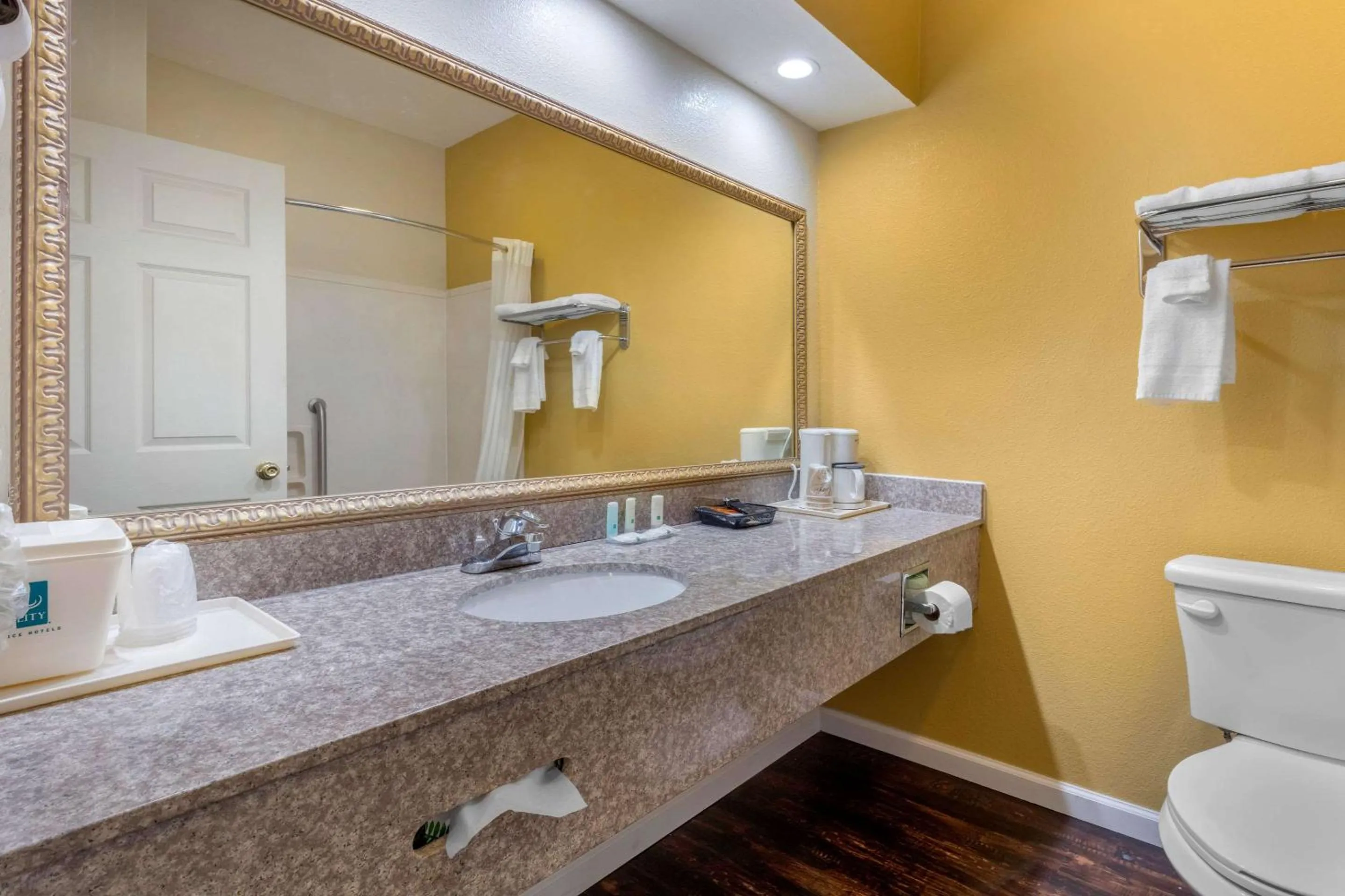 Photo of the whole room in Quality Inn West Memphis I-40