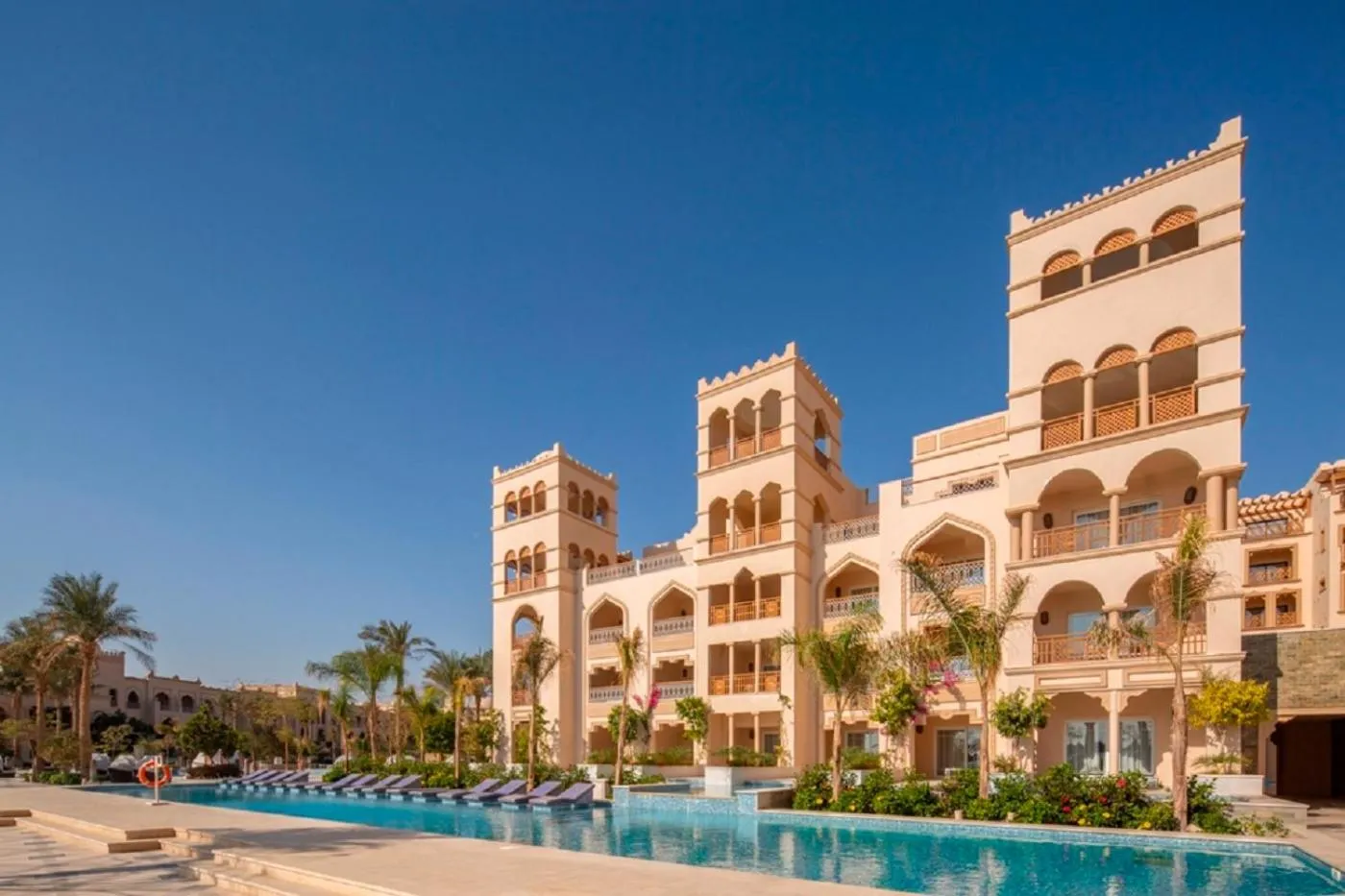 Property building in Grand Palace - Couples only 18 years plus