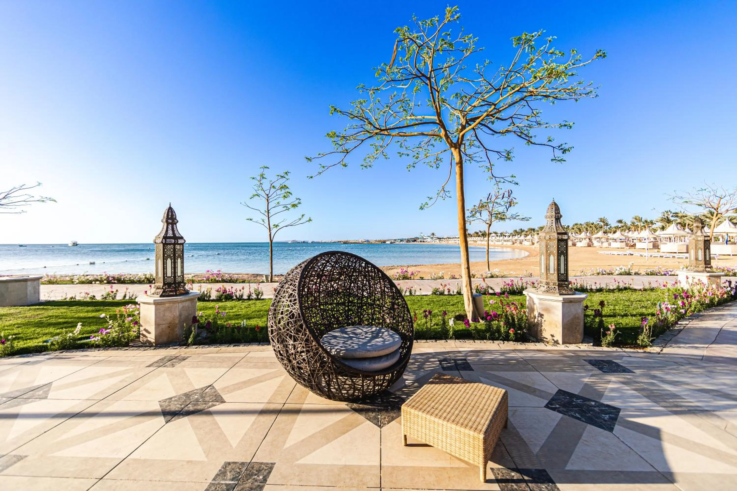 Garden in Grand Palace - Couples only 18 years plus