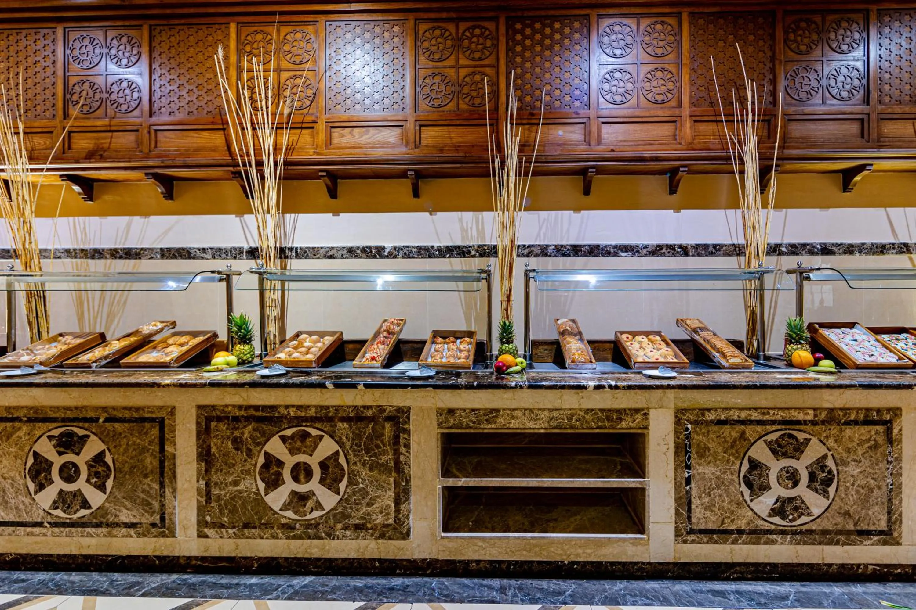 Restaurant/places to eat in Grand Palace - Couples only 18 years plus