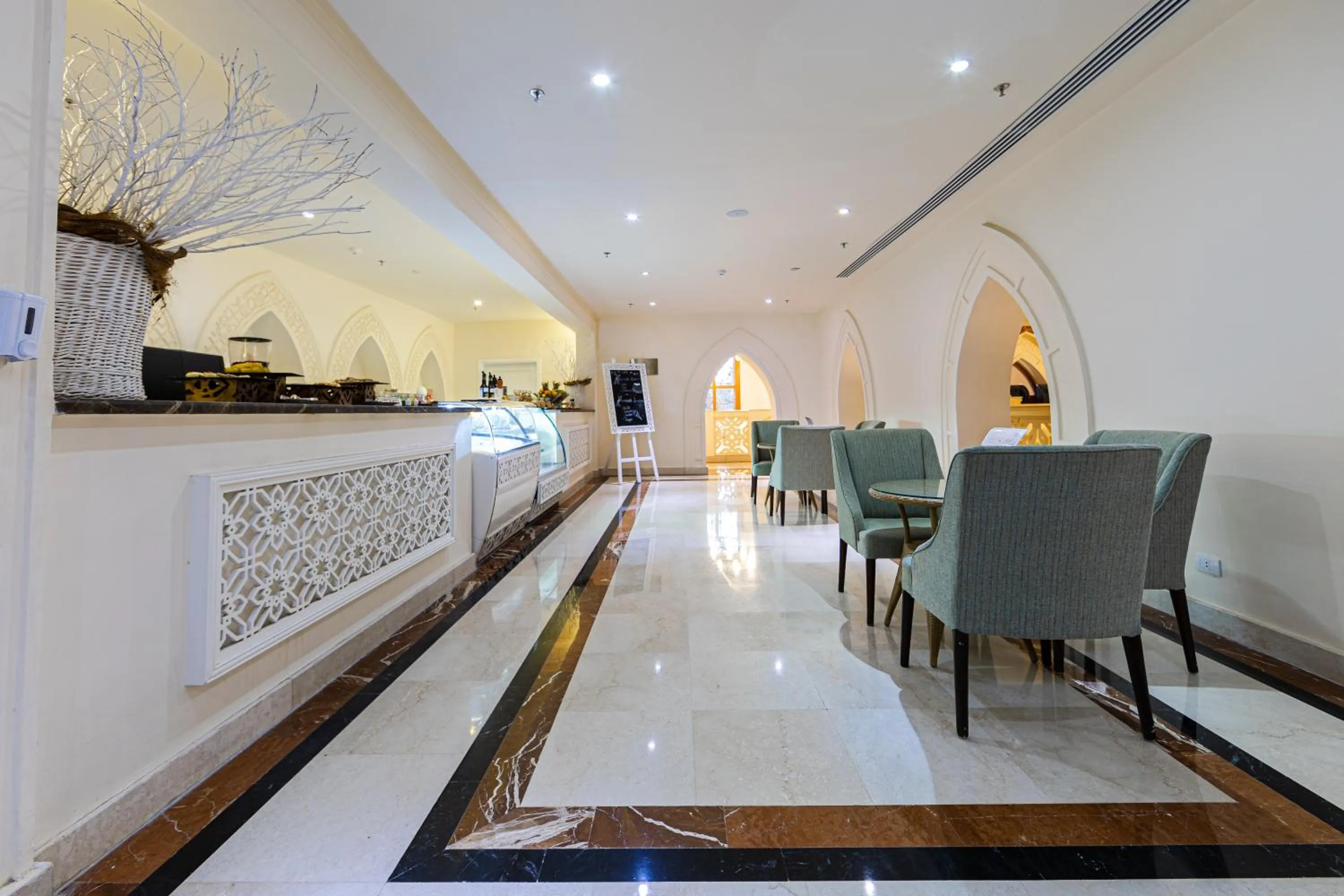 Restaurant/places to eat in Grand Palace - Couples only 18 years plus