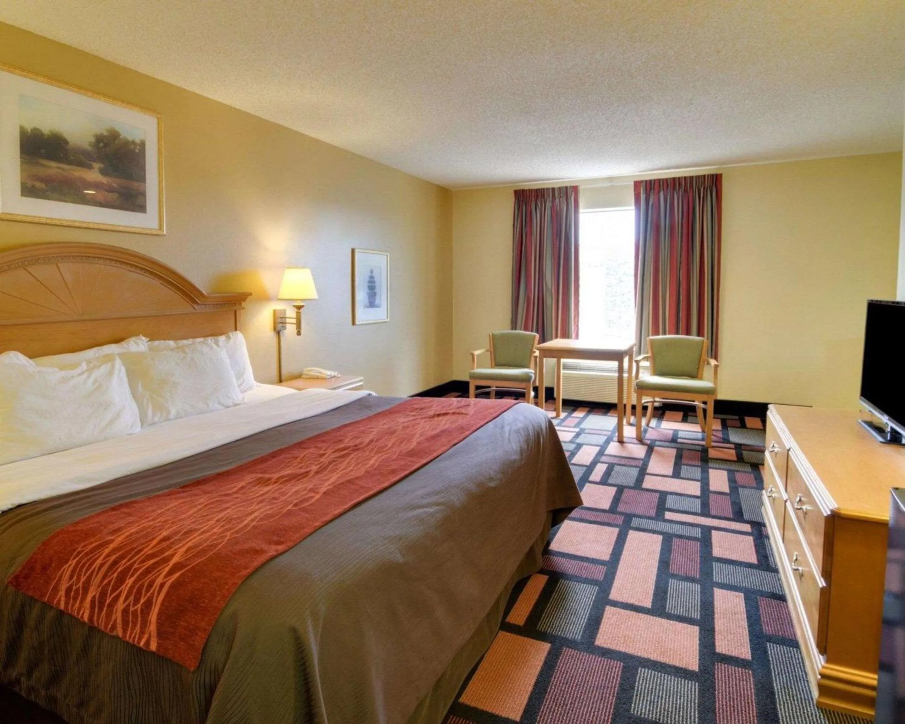Photo of the whole room, Bed in Quality Inn & Suites Malvern