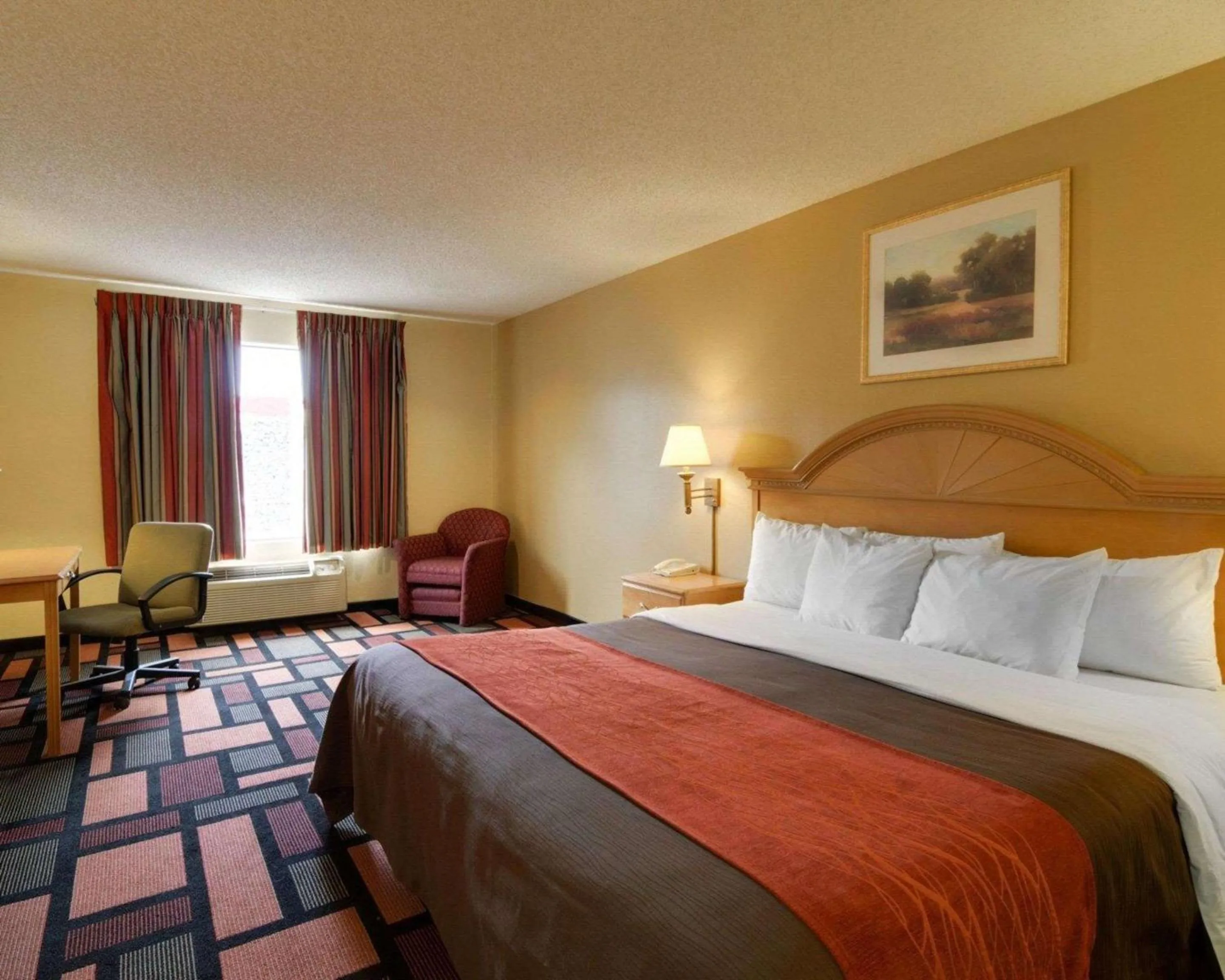 Photo of the whole room, Bed in Quality Inn & Suites Malvern