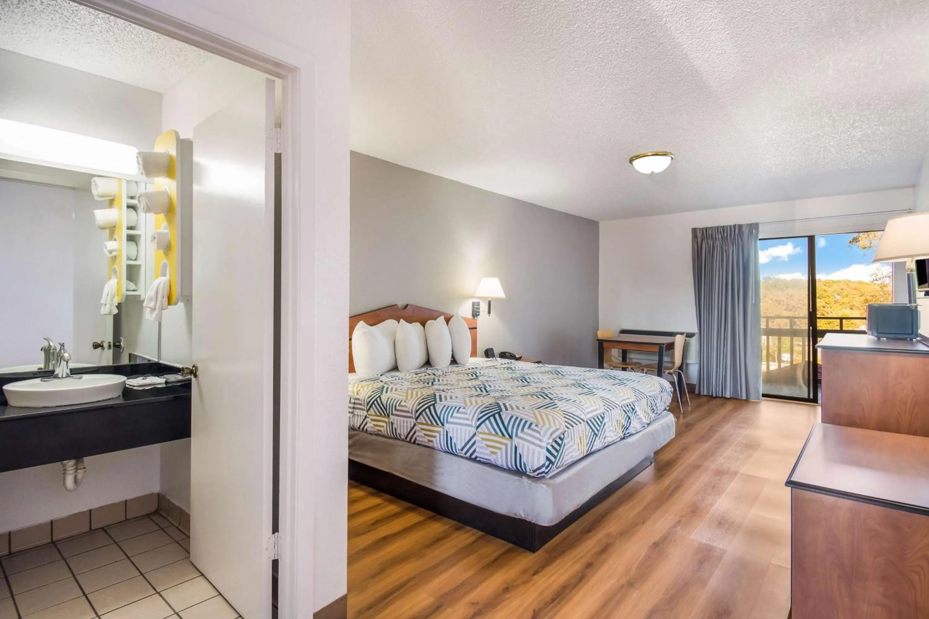 Photo of the whole room, Bed in Motel 6-Hot Springs, AR