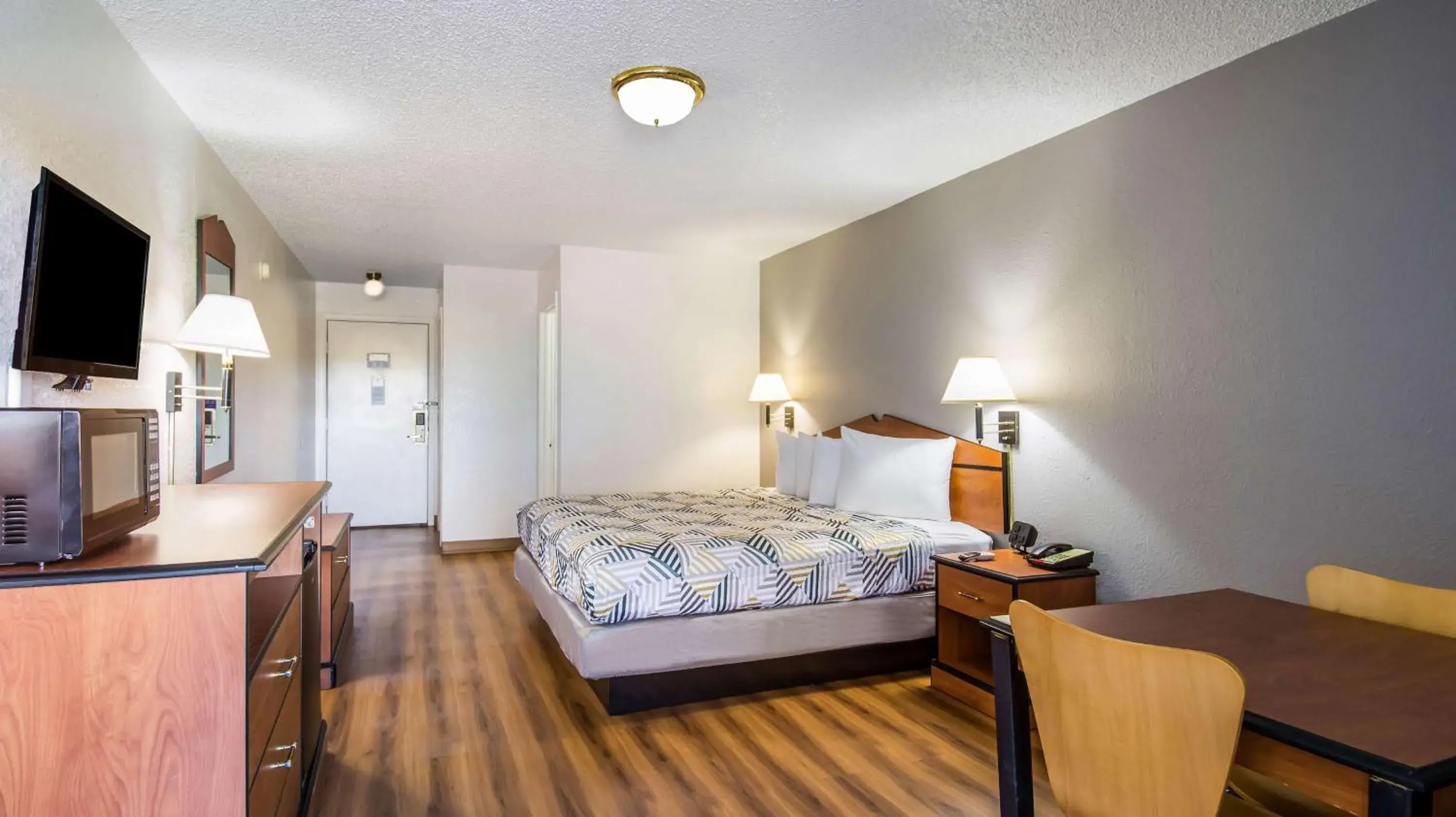 Deluxe King Room - Smoking in Motel 6-Hot Springs, AR Deluxe King Room - Smoking in Motel 6-Hot Springs, AR