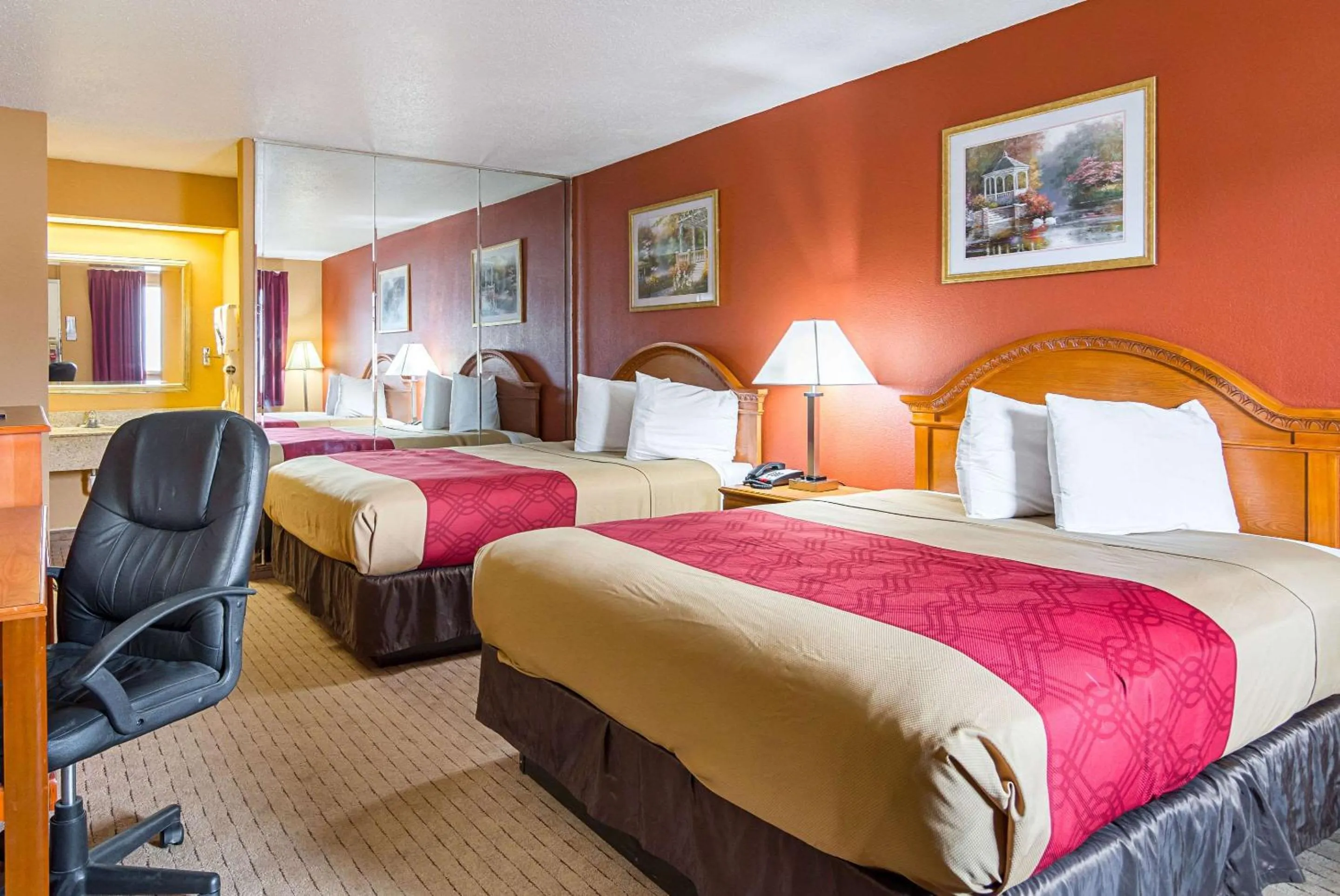 Photo of the whole room, Bed in Econo Lodge Jacksonville near Little Rock Air Force Base