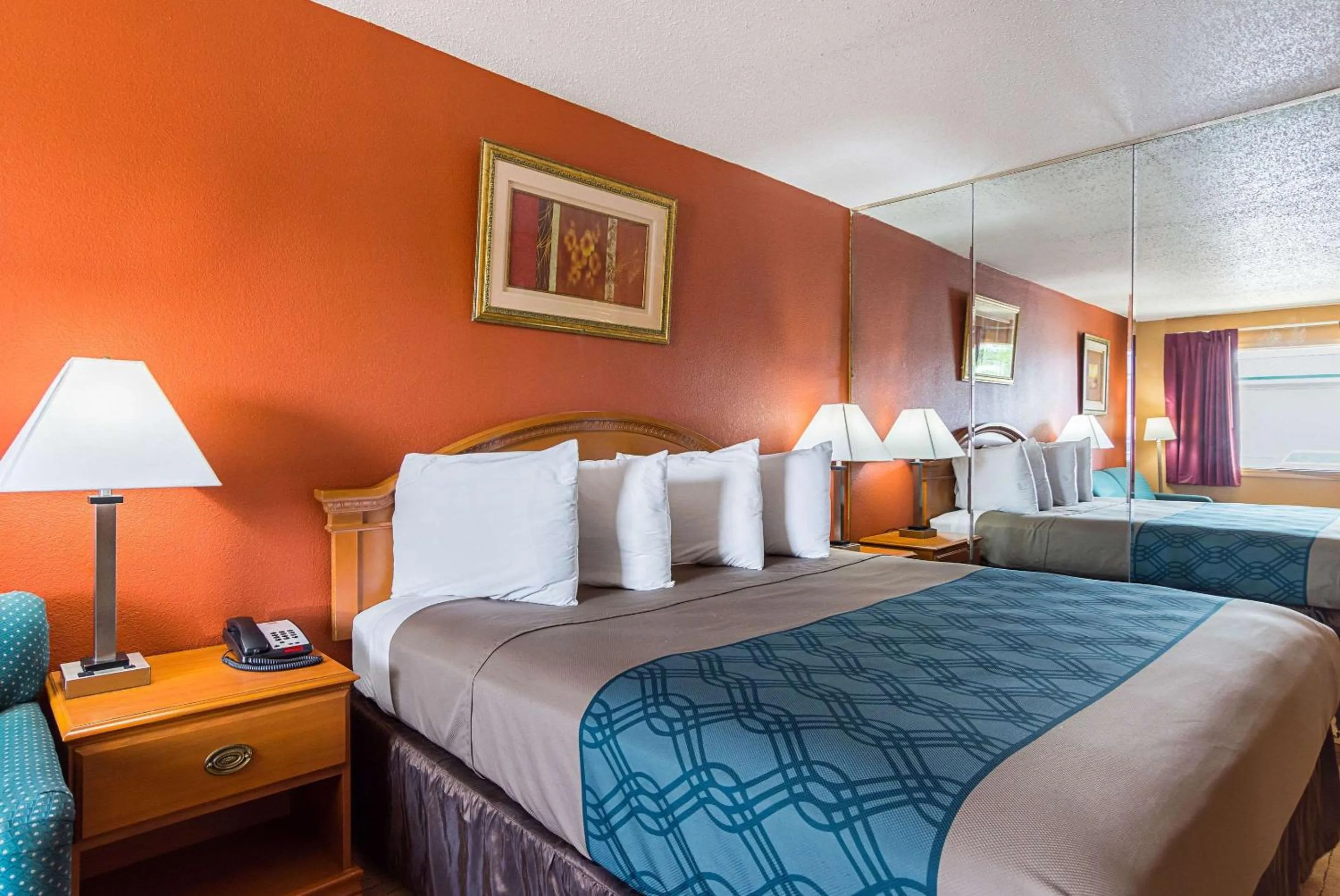 Photo of the whole room, Bed in Econo Lodge Jacksonville near Little Rock Air Force Base