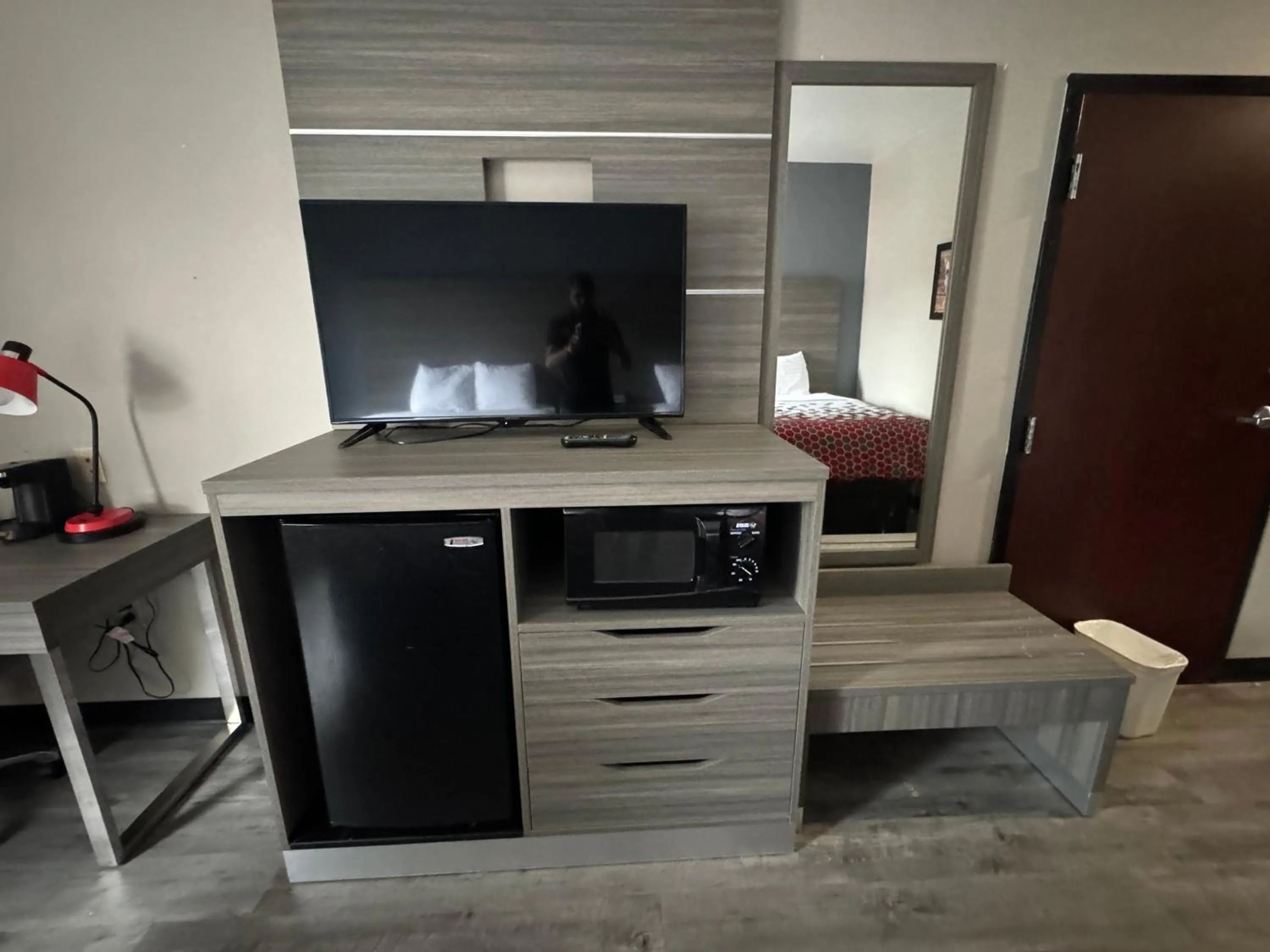 TV and multimedia in Econo Lodge Inn & Suites Pritchard Road North Little Rock